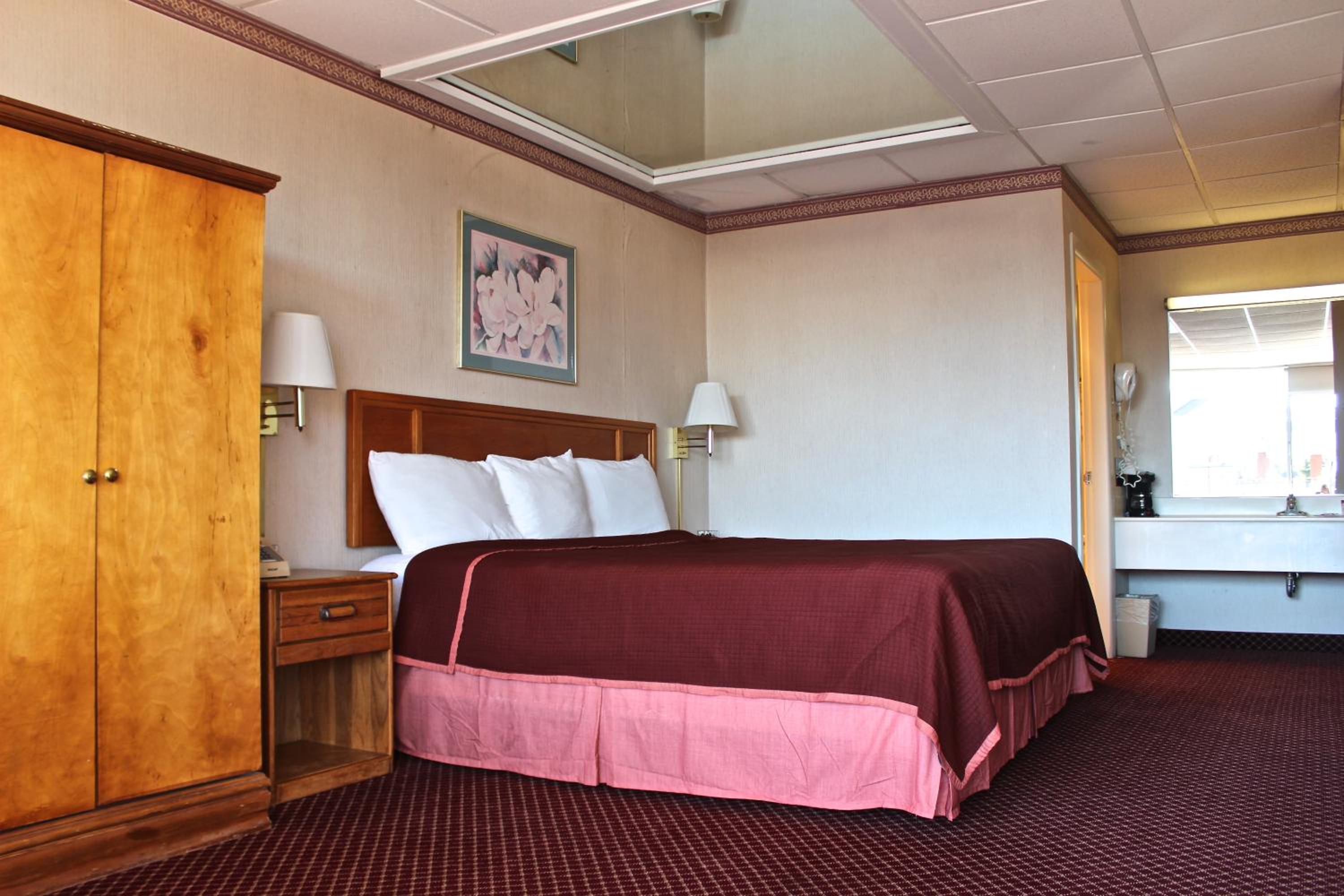 Standard King Room - Photo 7