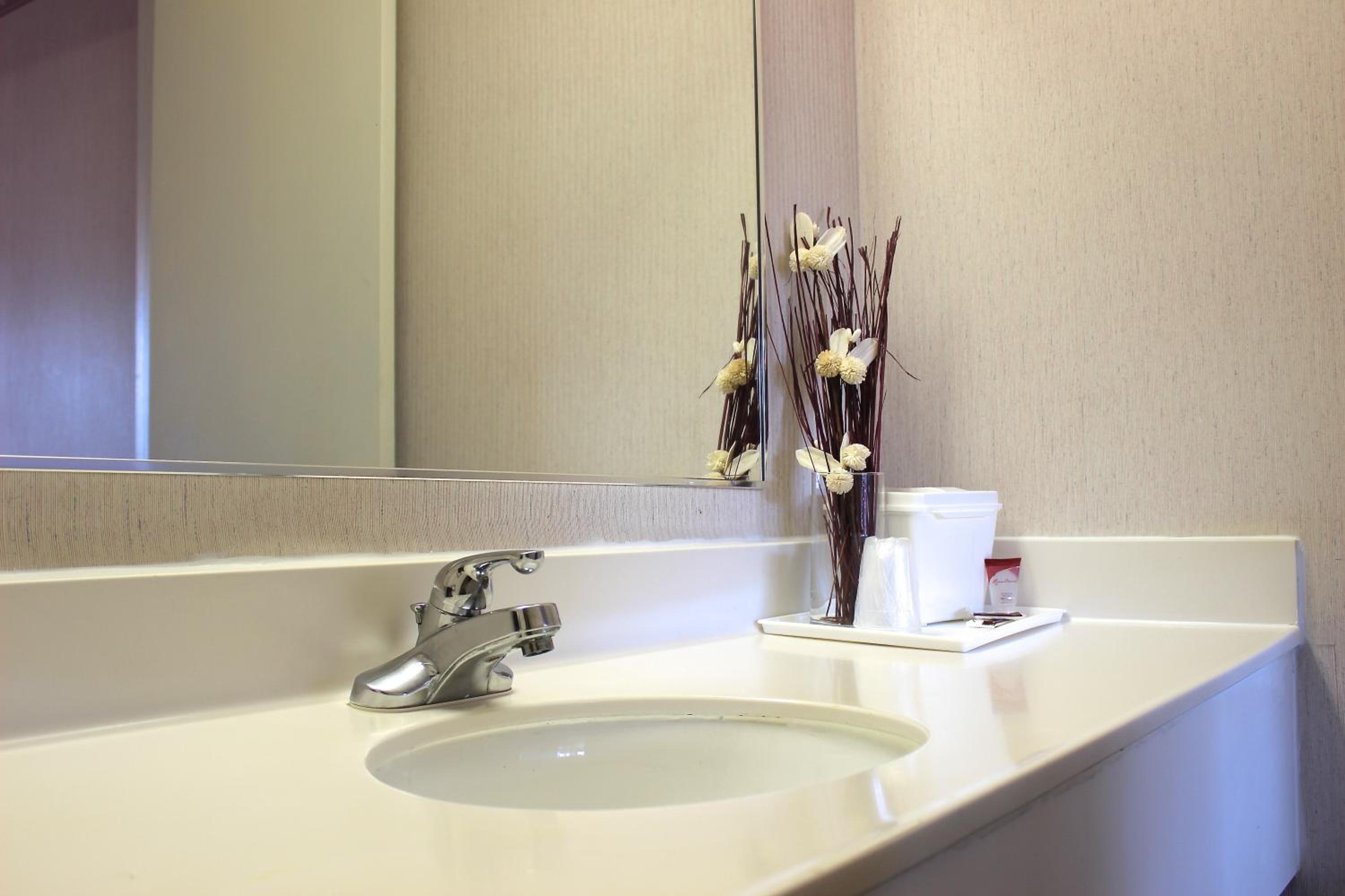 Standard King Room - Photo 5