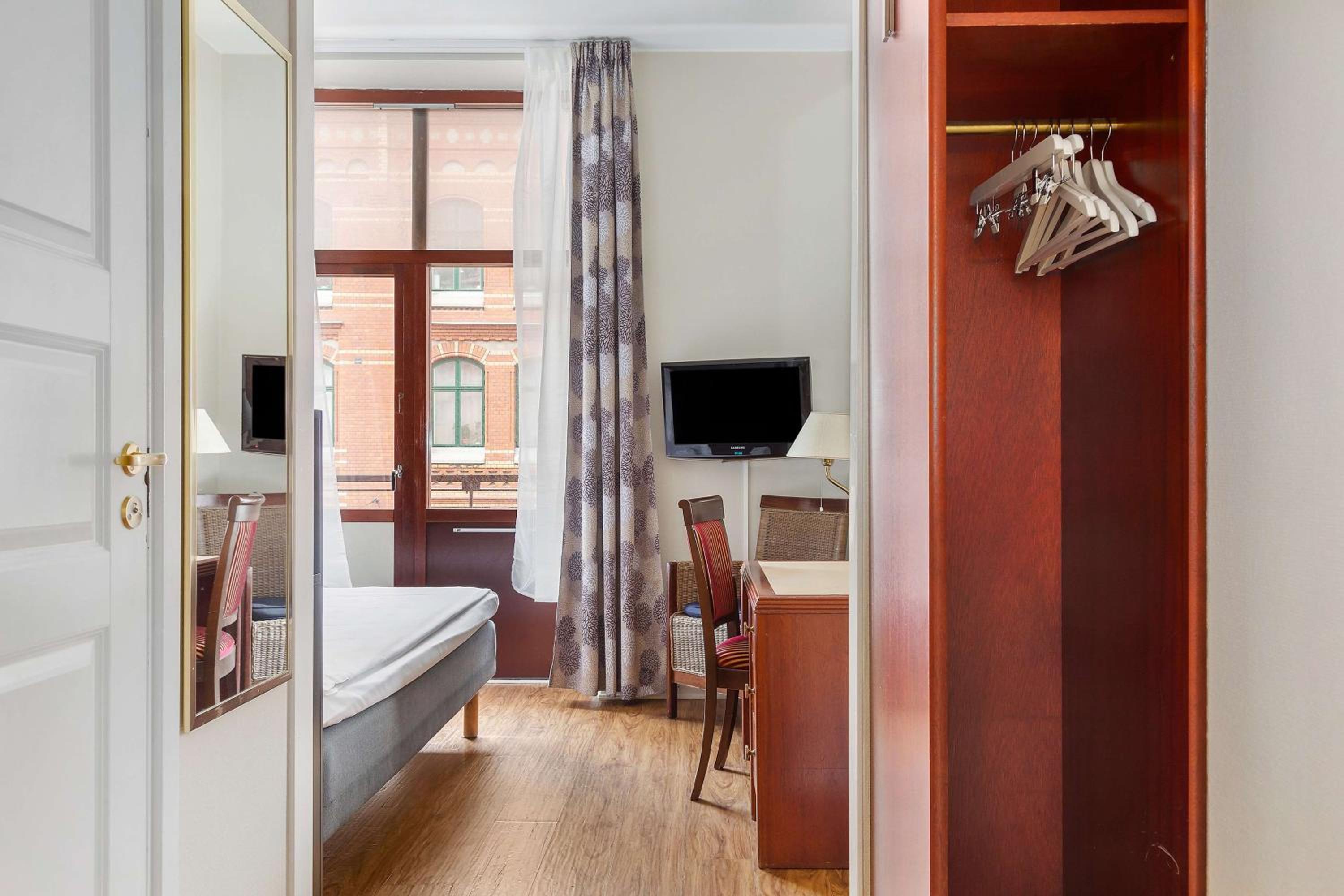 Small Double Room - Photo 1
