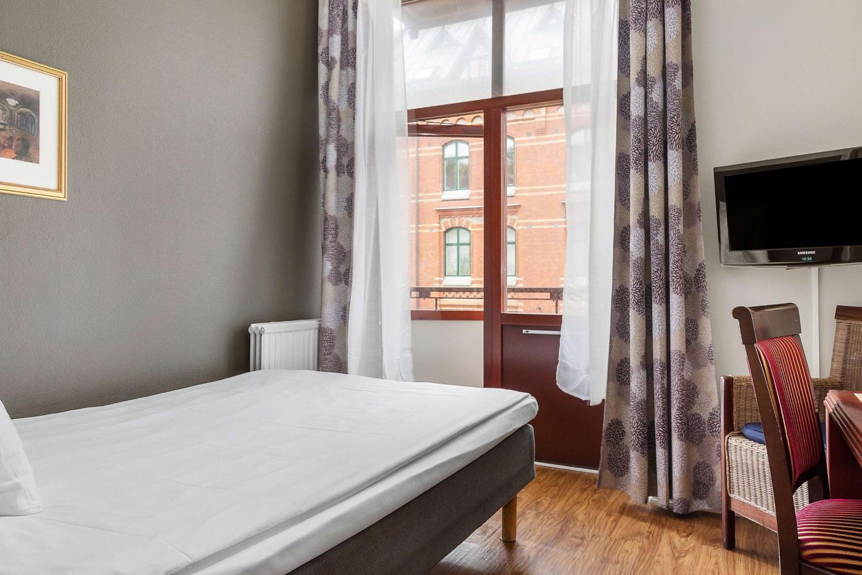 Small Double Room - Photo 6