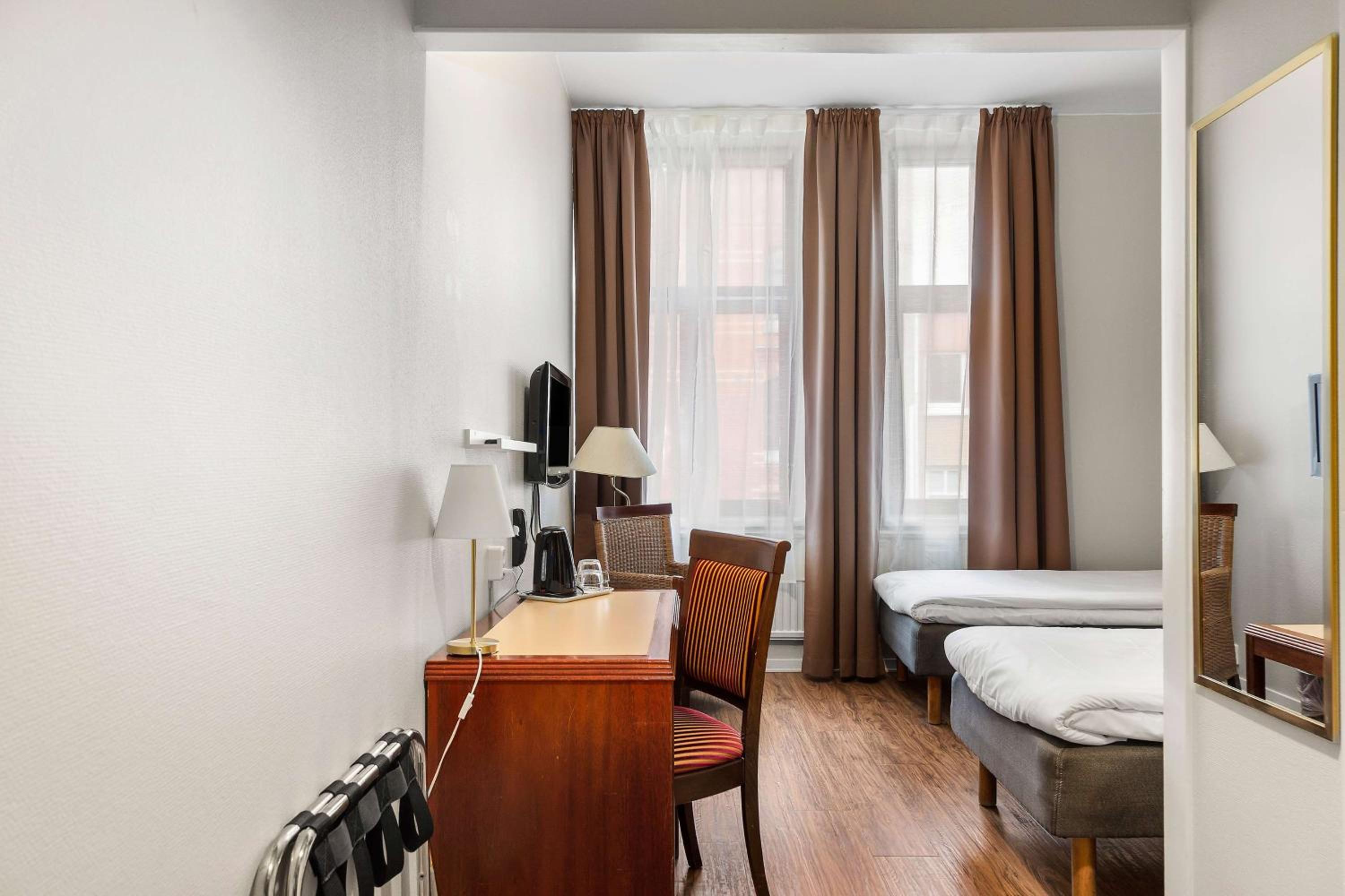 Standard Twin Room - Non-Smoking - Photo 1