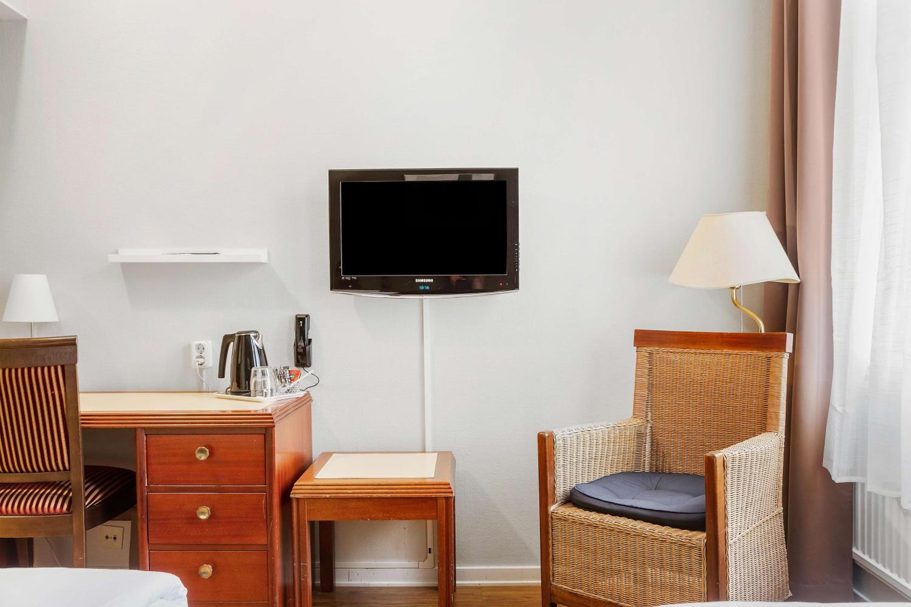 Standard Twin Room - Non-Smoking - Photo 3