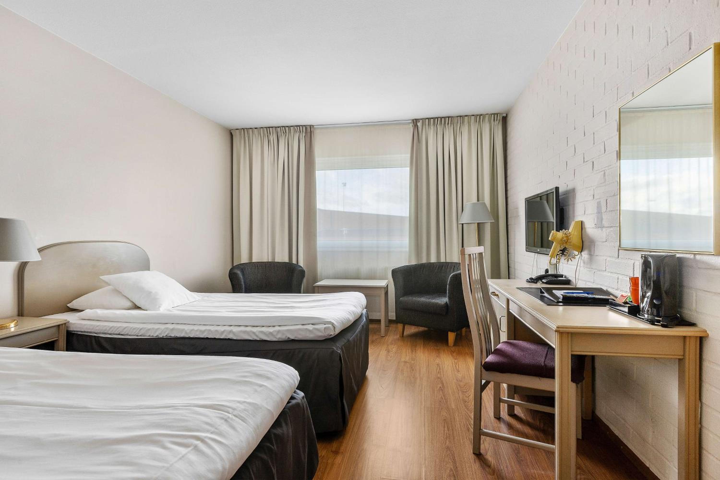 Standard Twin Room - Photo 3