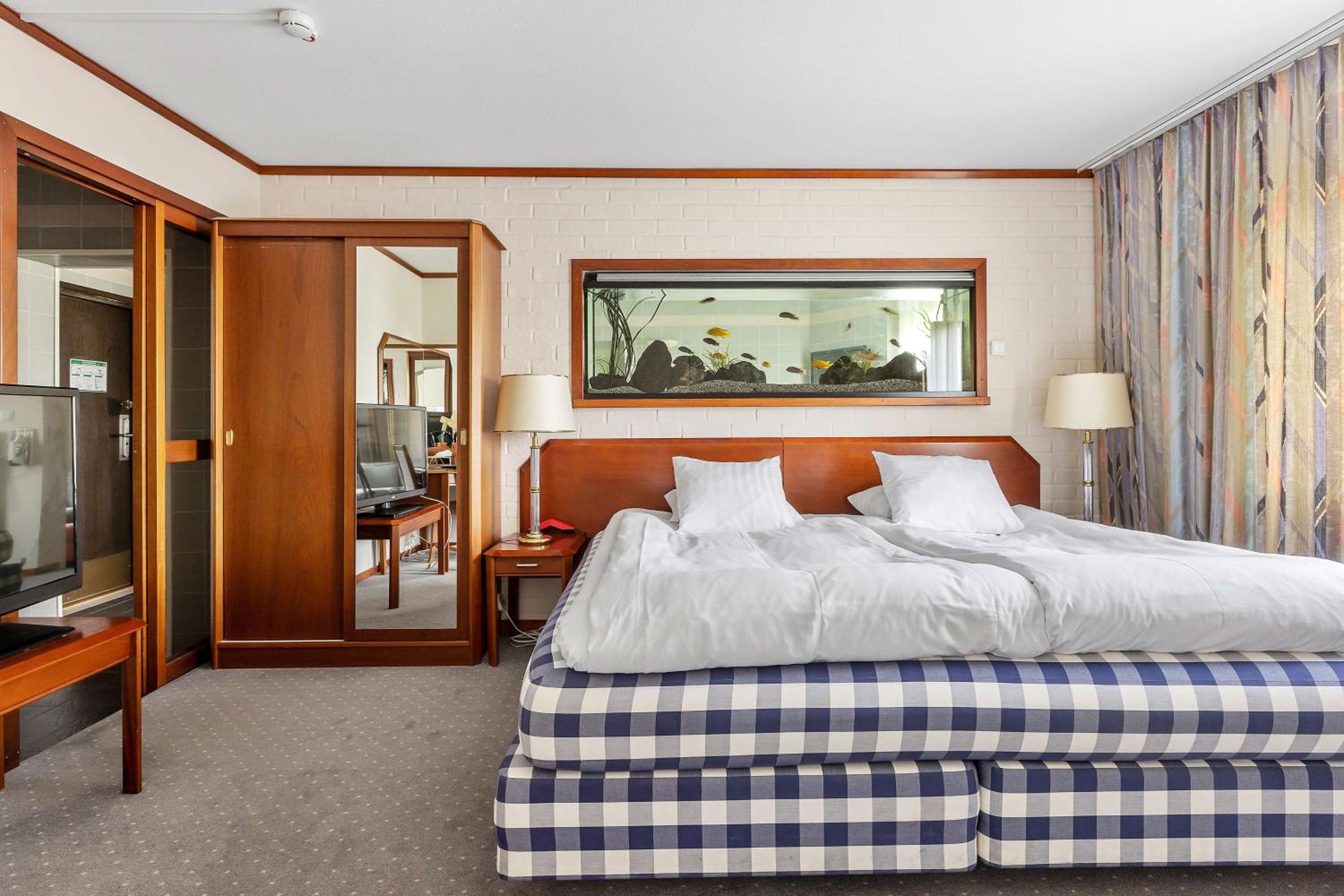 Suite with Spa Bath - Non-Smoking photo 3