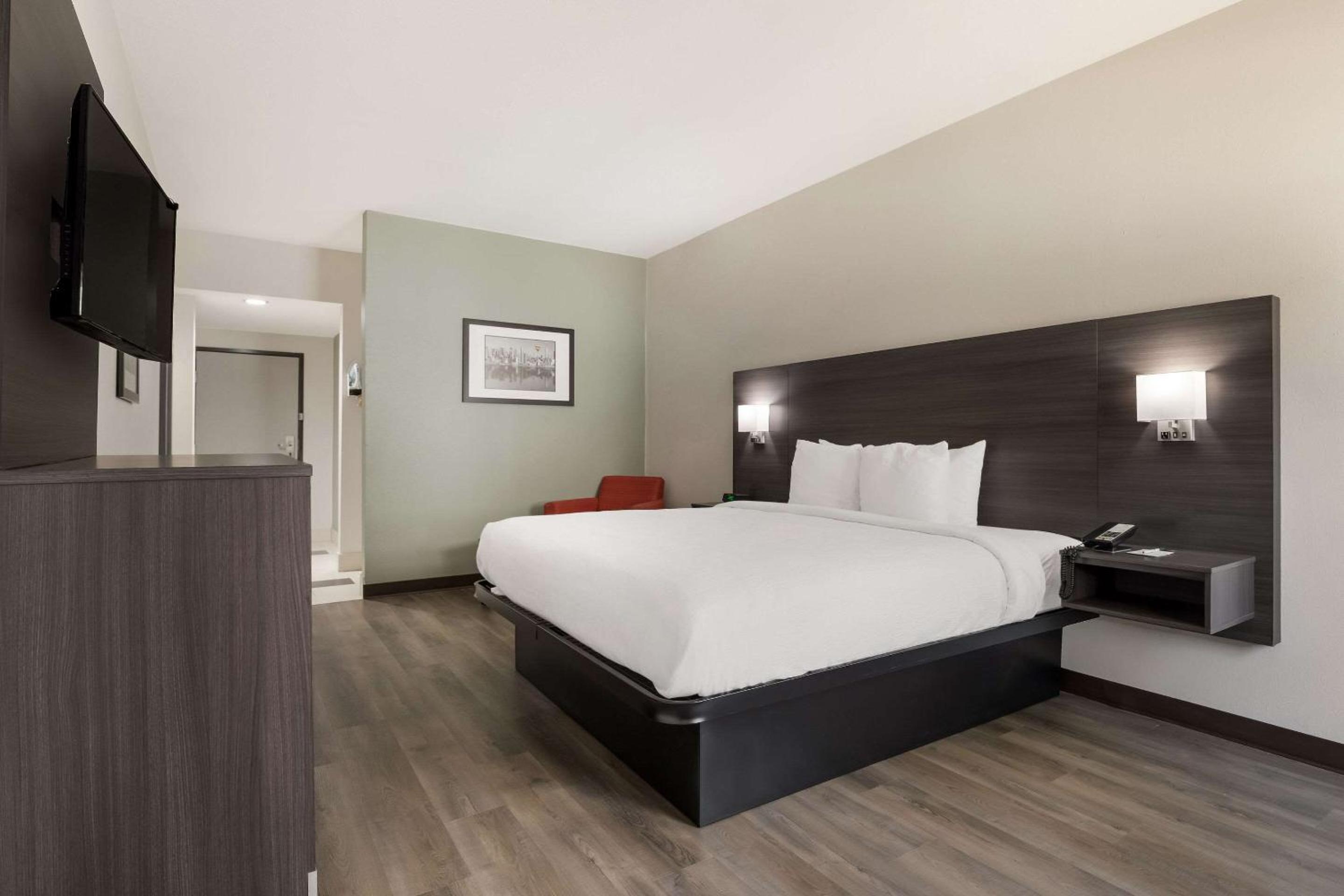 King Room - Accessible/Non-Smoking - Photo 1