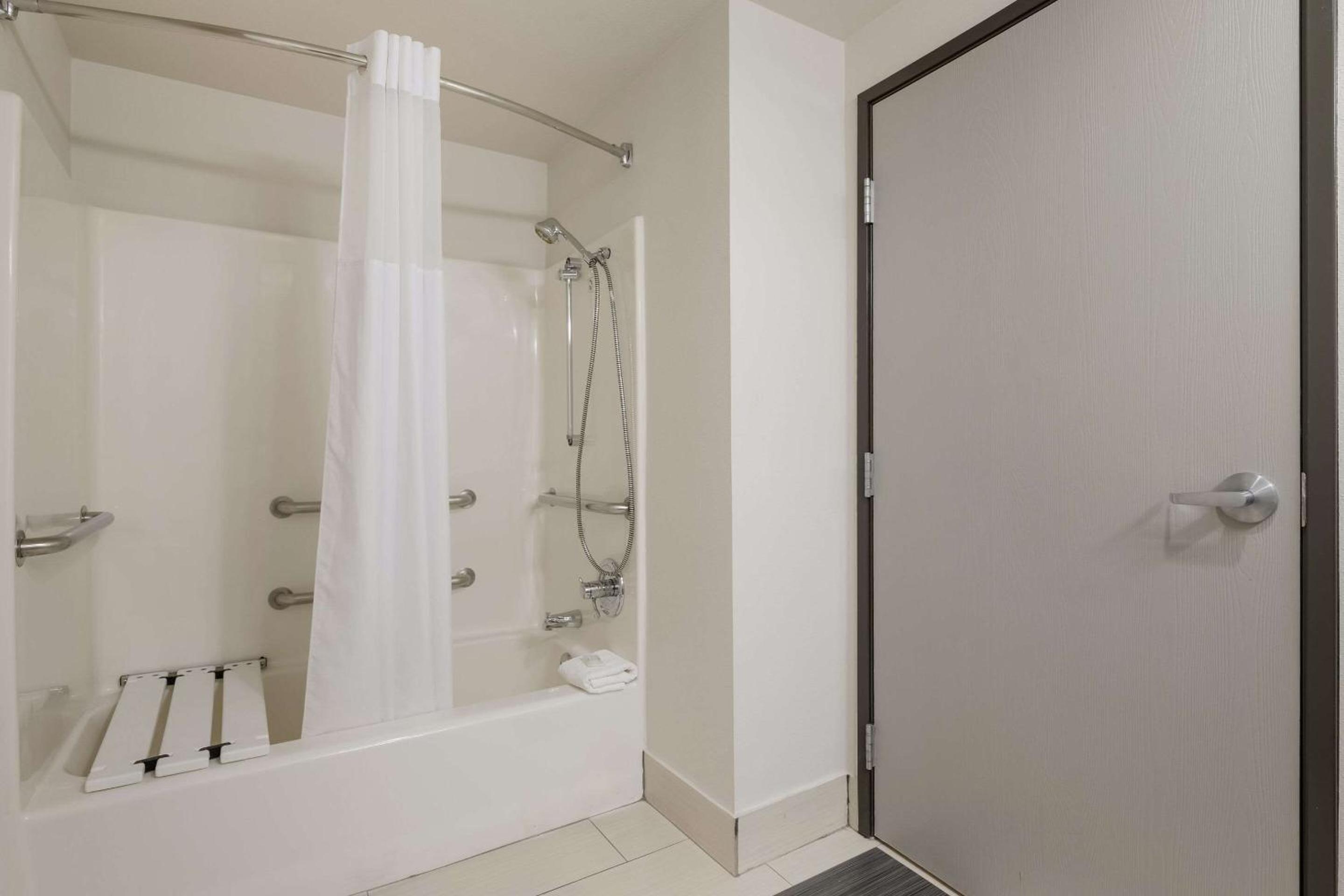 King Room - Accessible/Non-Smoking - Photo 3