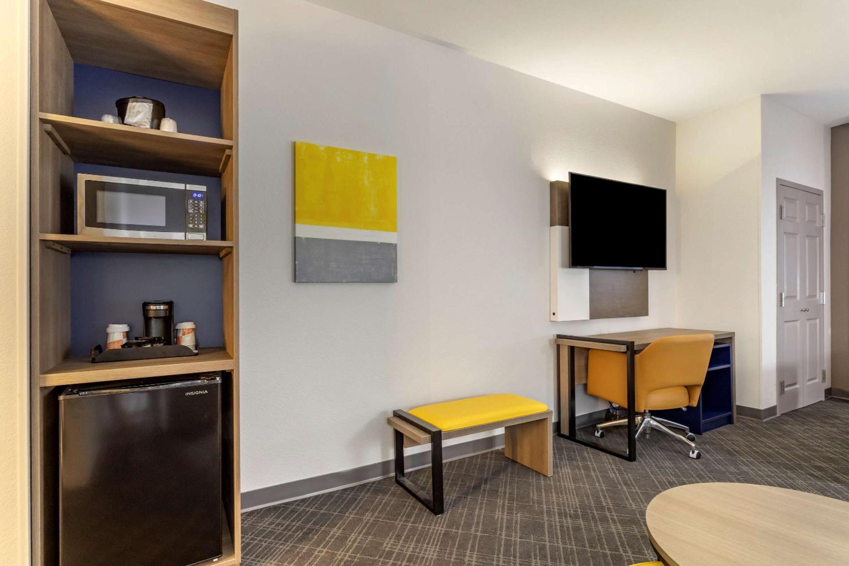 King Suite - Non-Smoking photo 3