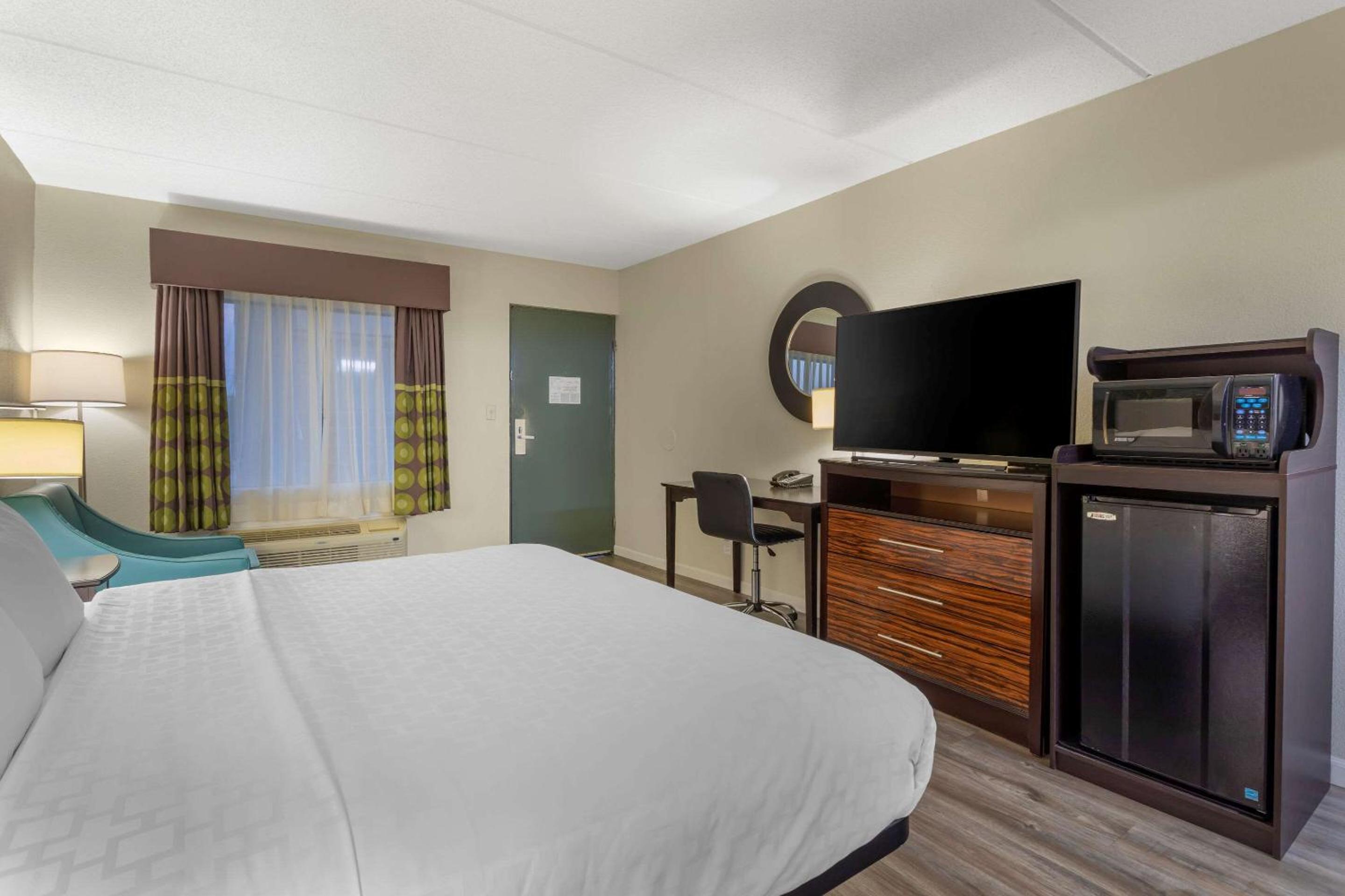 Standard King Room - Non Smoking - Photo 2