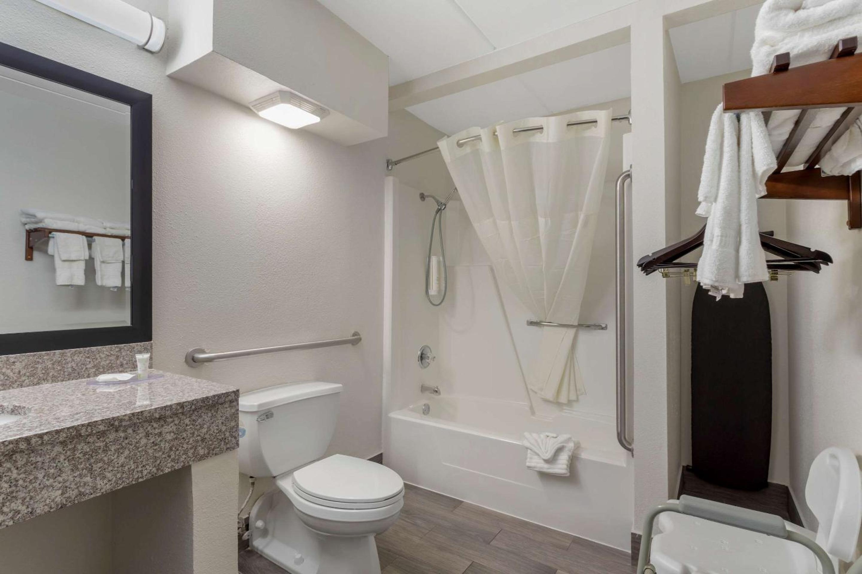 King Room - Accessible/Non Smoking - Photo 3