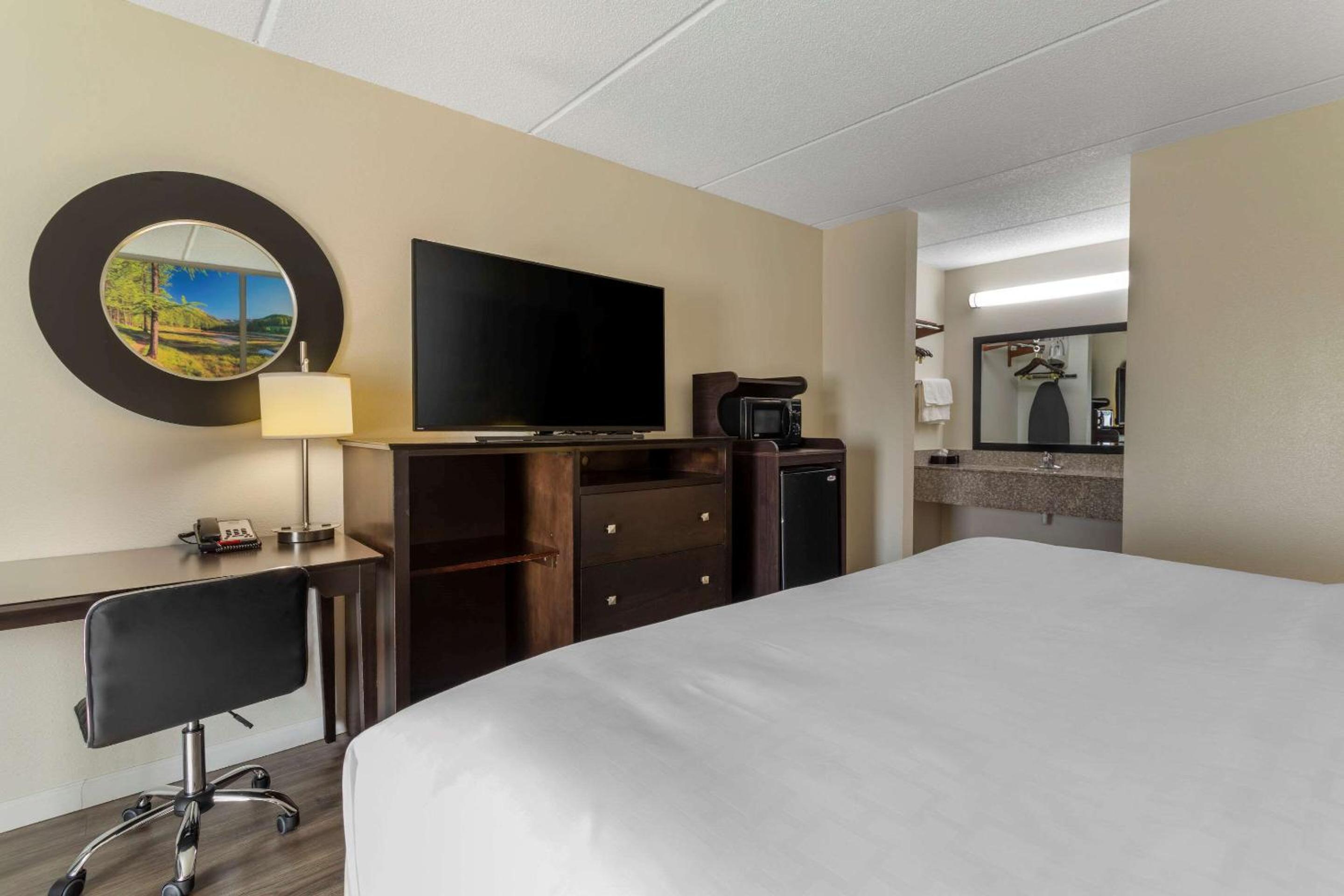 Standard King Room - Non Smoking - Photo 4