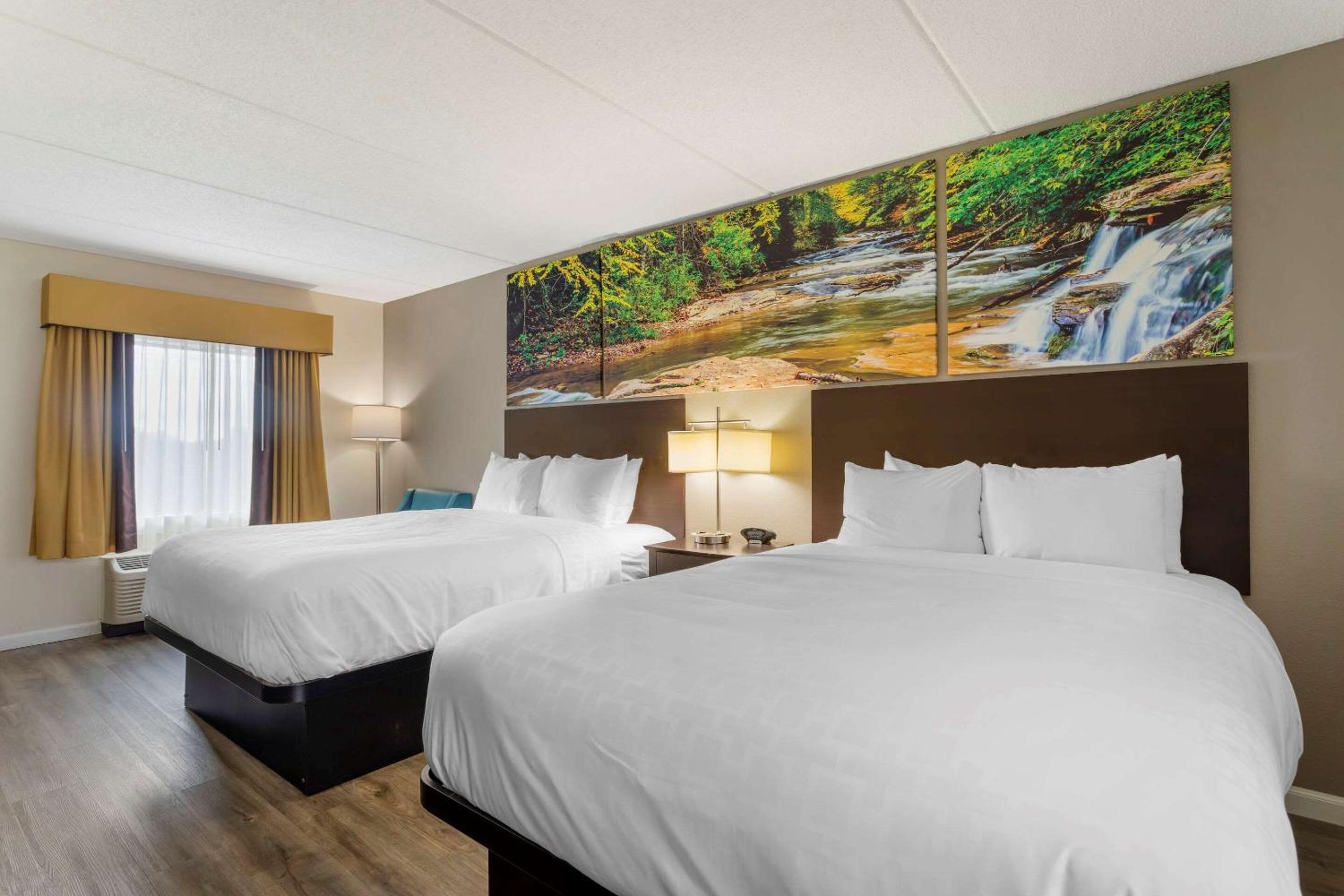 Standard Queen Room with Two Queen Beds - Non Smoking  - Photo 4