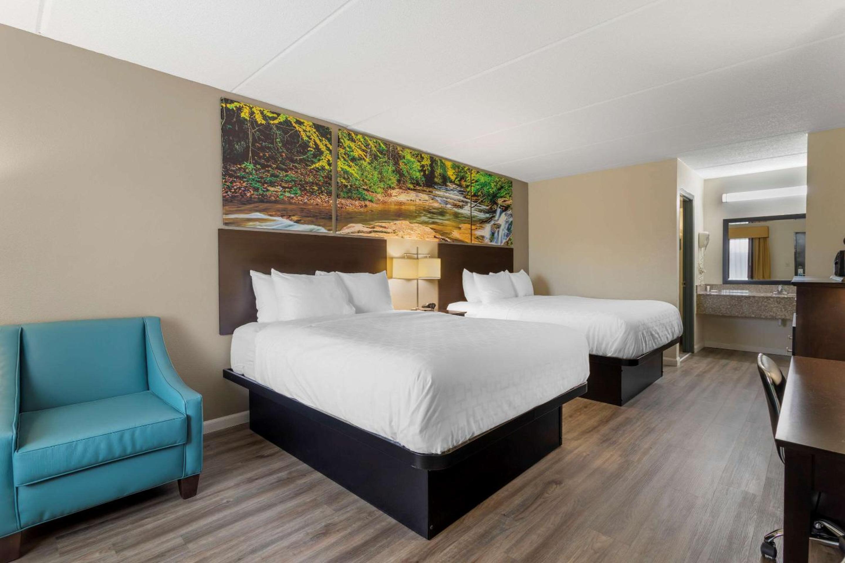 Standard Queen Room with Two Queen Beds - Non Smoking  - Photo 6
