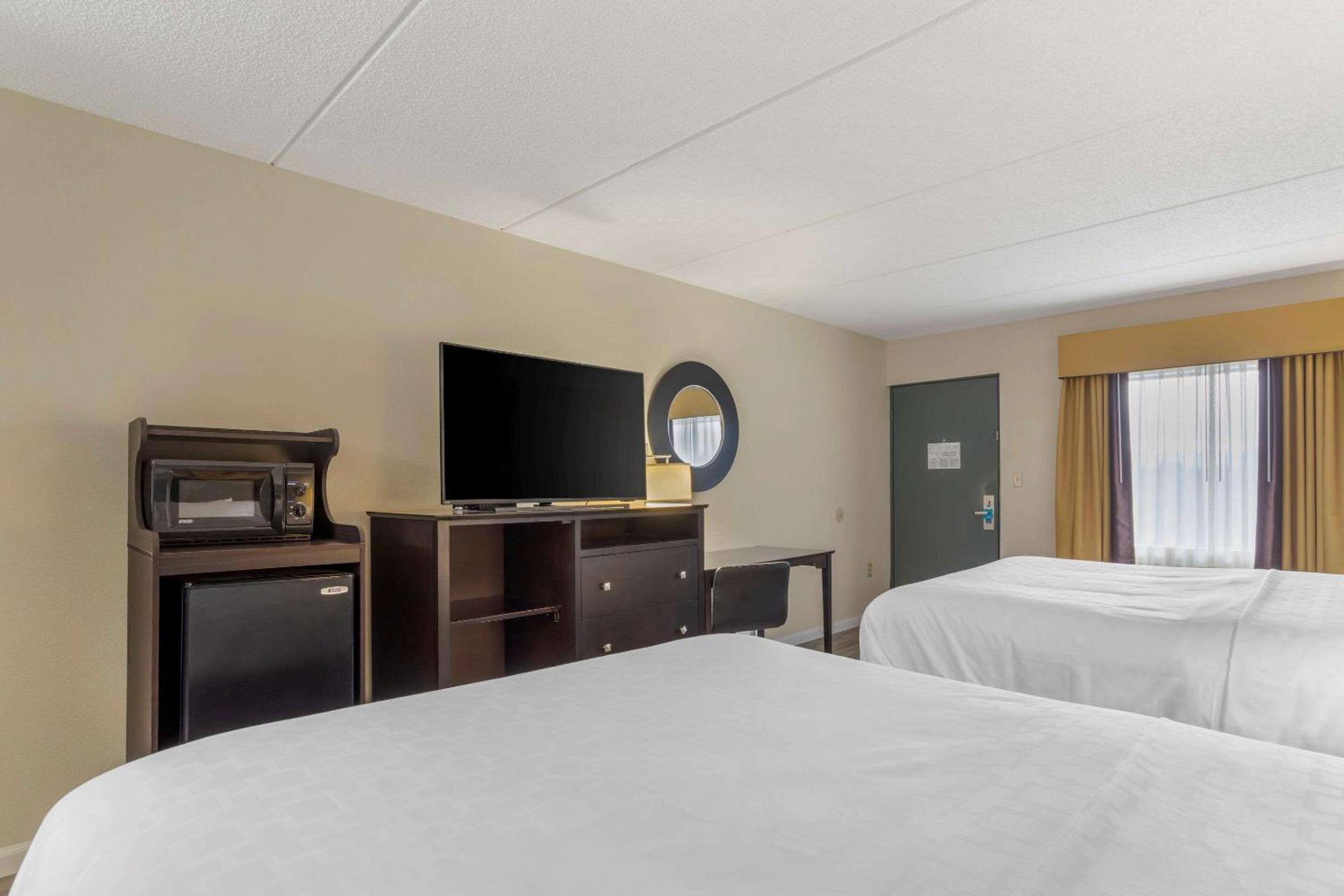 Standard Queen Room with Two Queen Beds - Non Smoking  - Photo 3