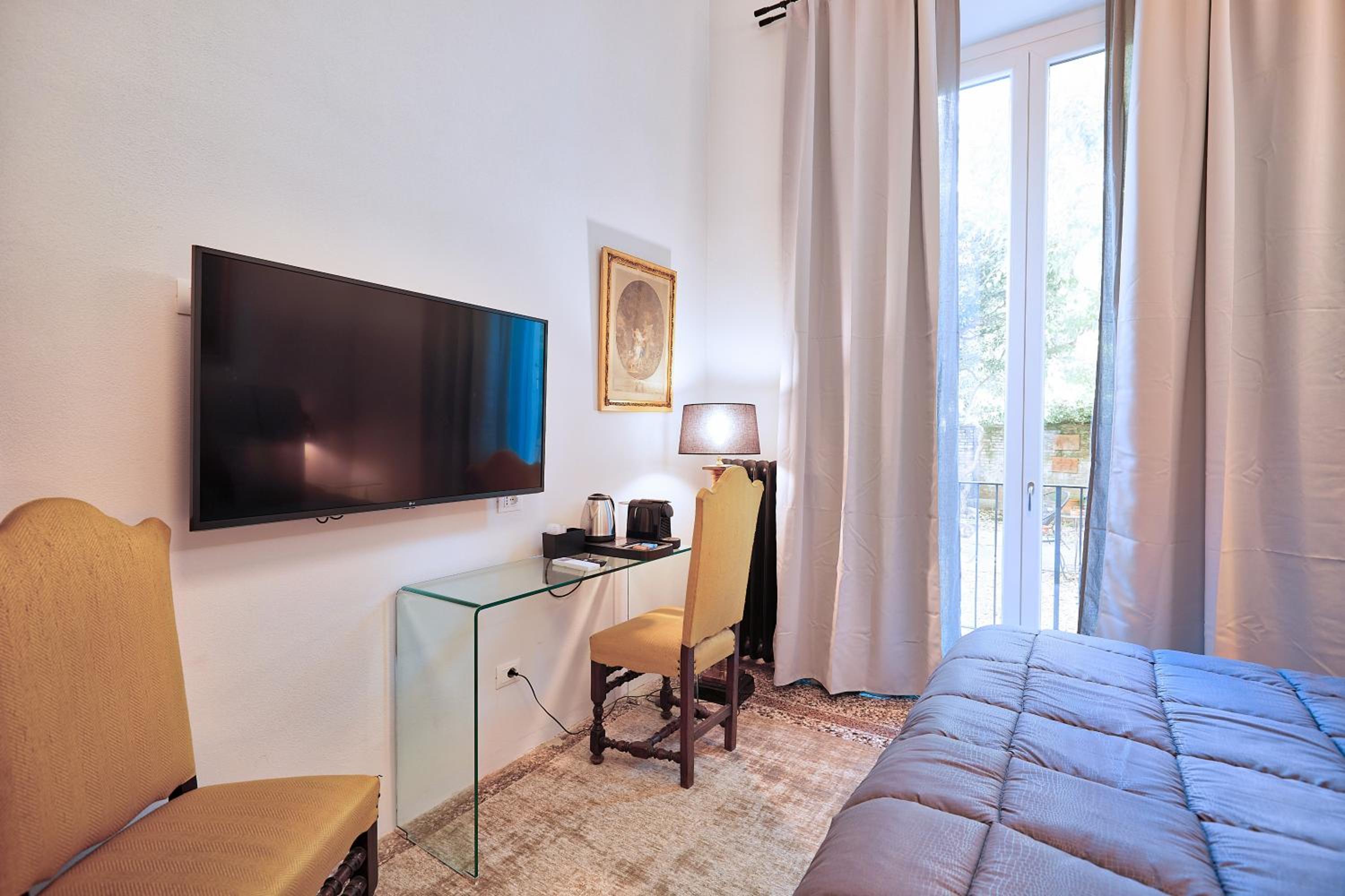 Double Room with Private Bathroom photo 3