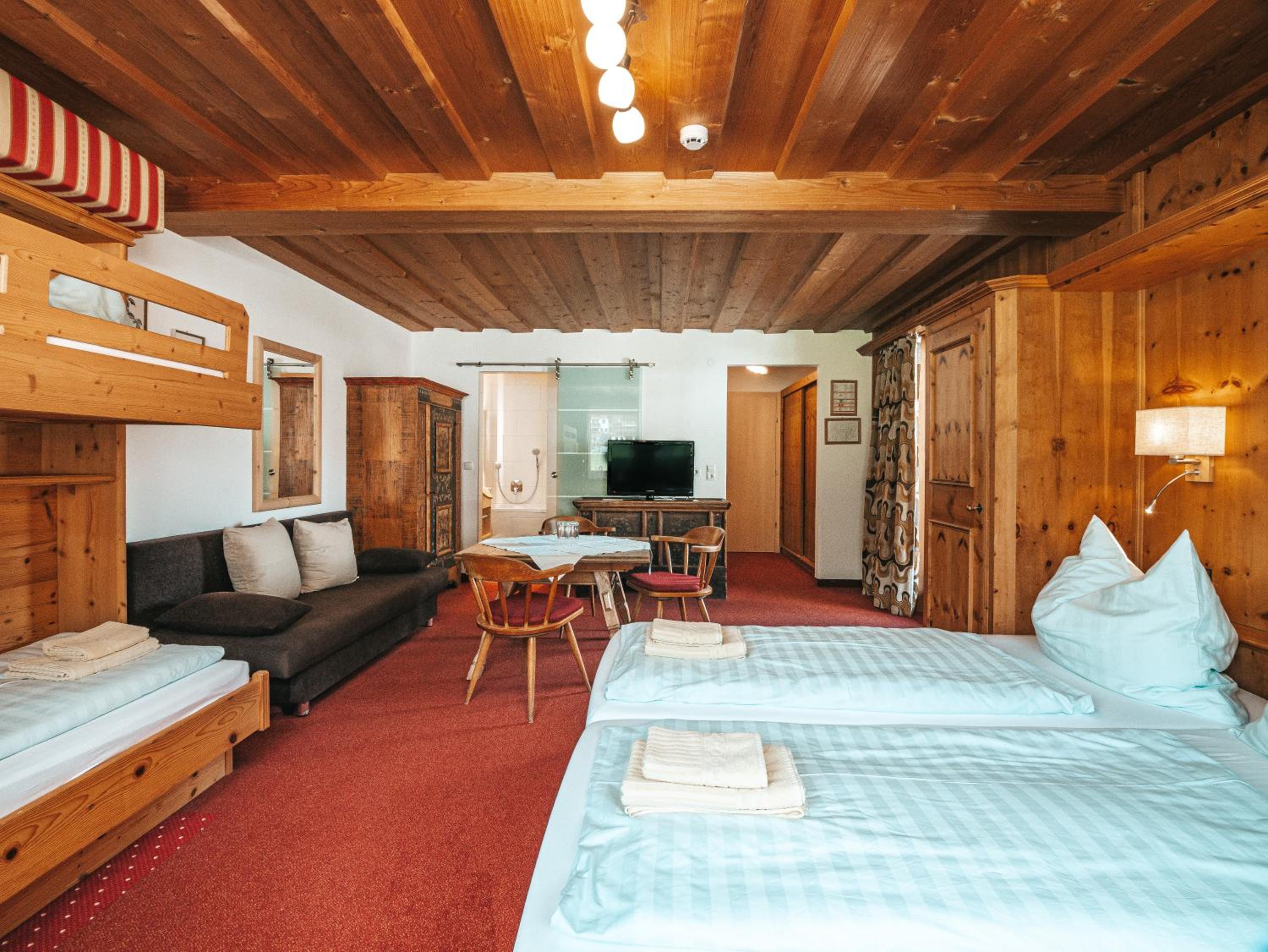 Deluxe Family Room - Photo 7