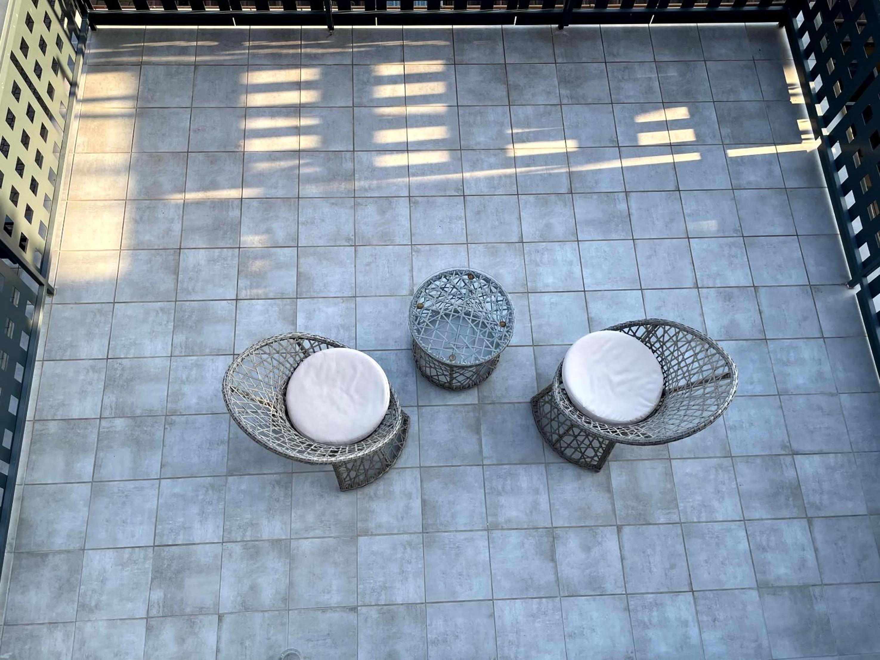 Apartment with Balcony - Photo 4