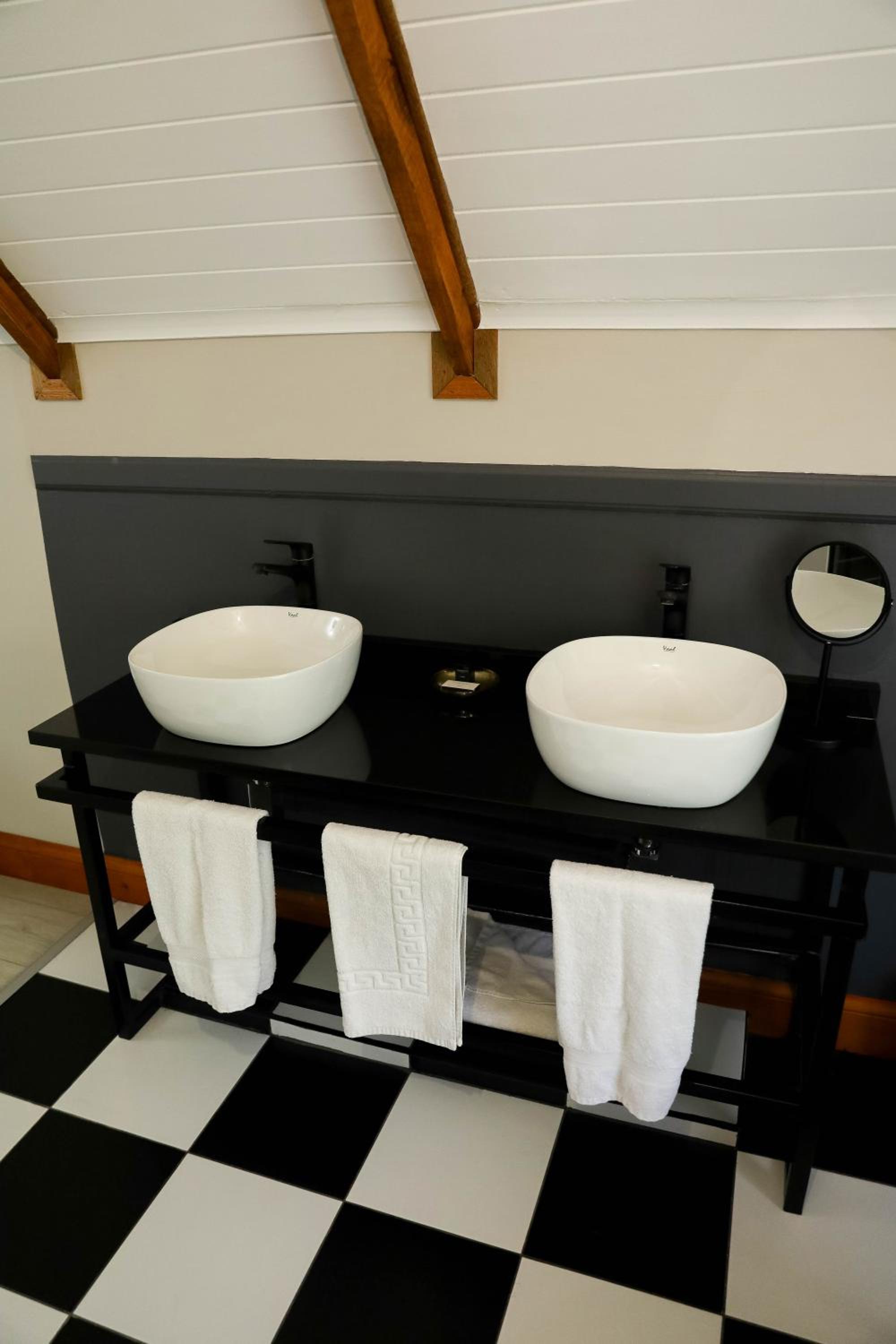 Superior King Room - Photo 10
