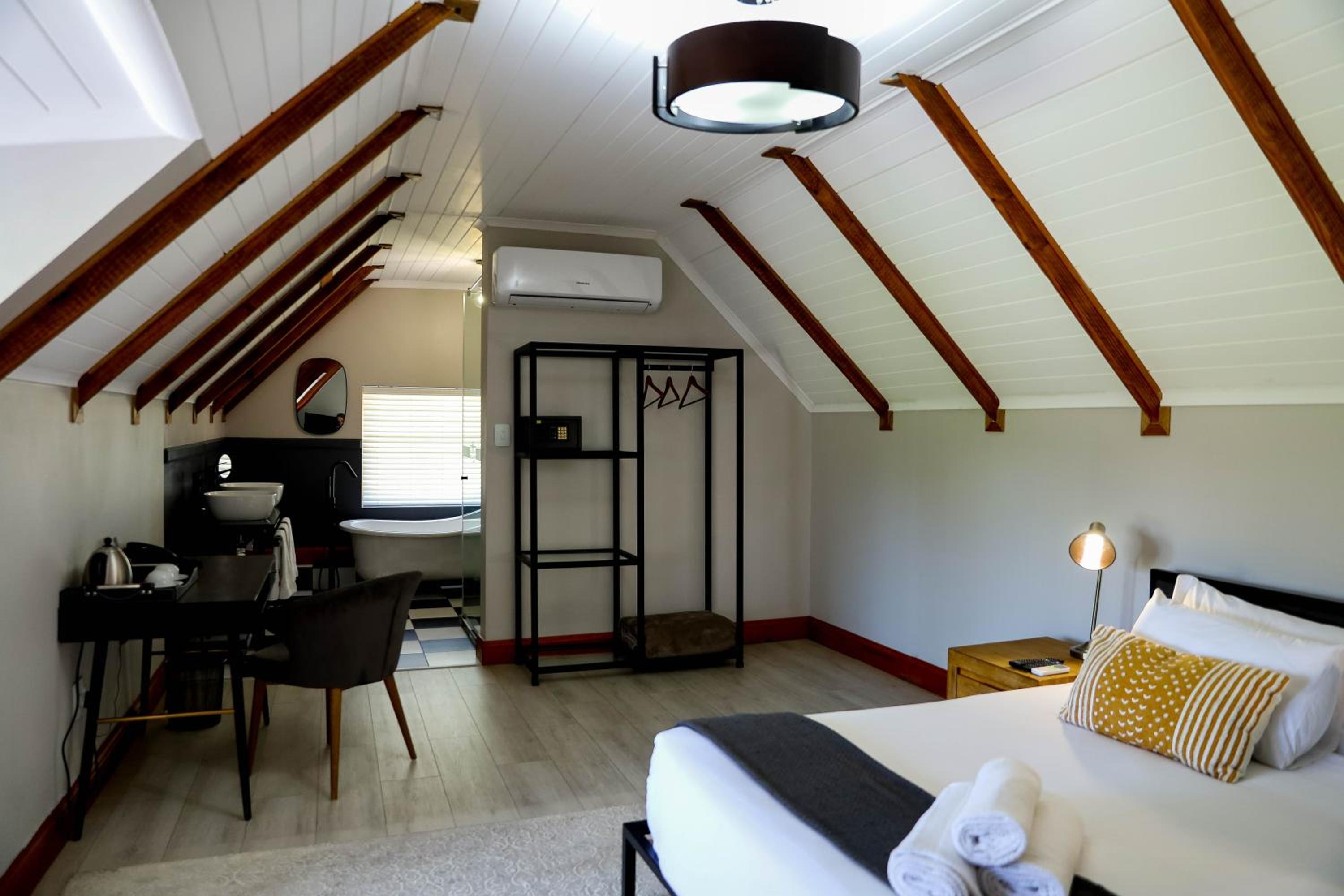 Superior King Room - Photo 8