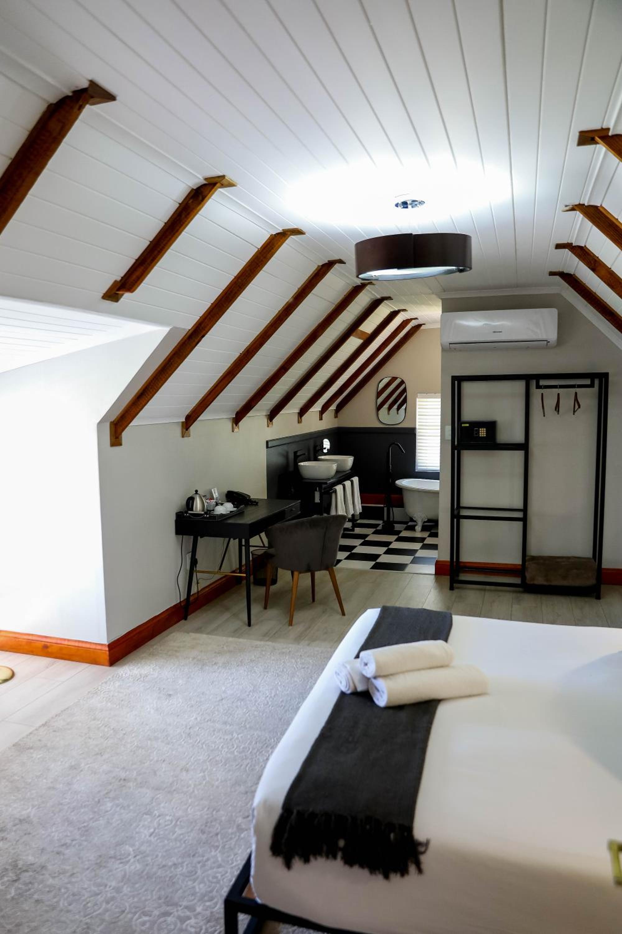 Superior King Room - Photo 14