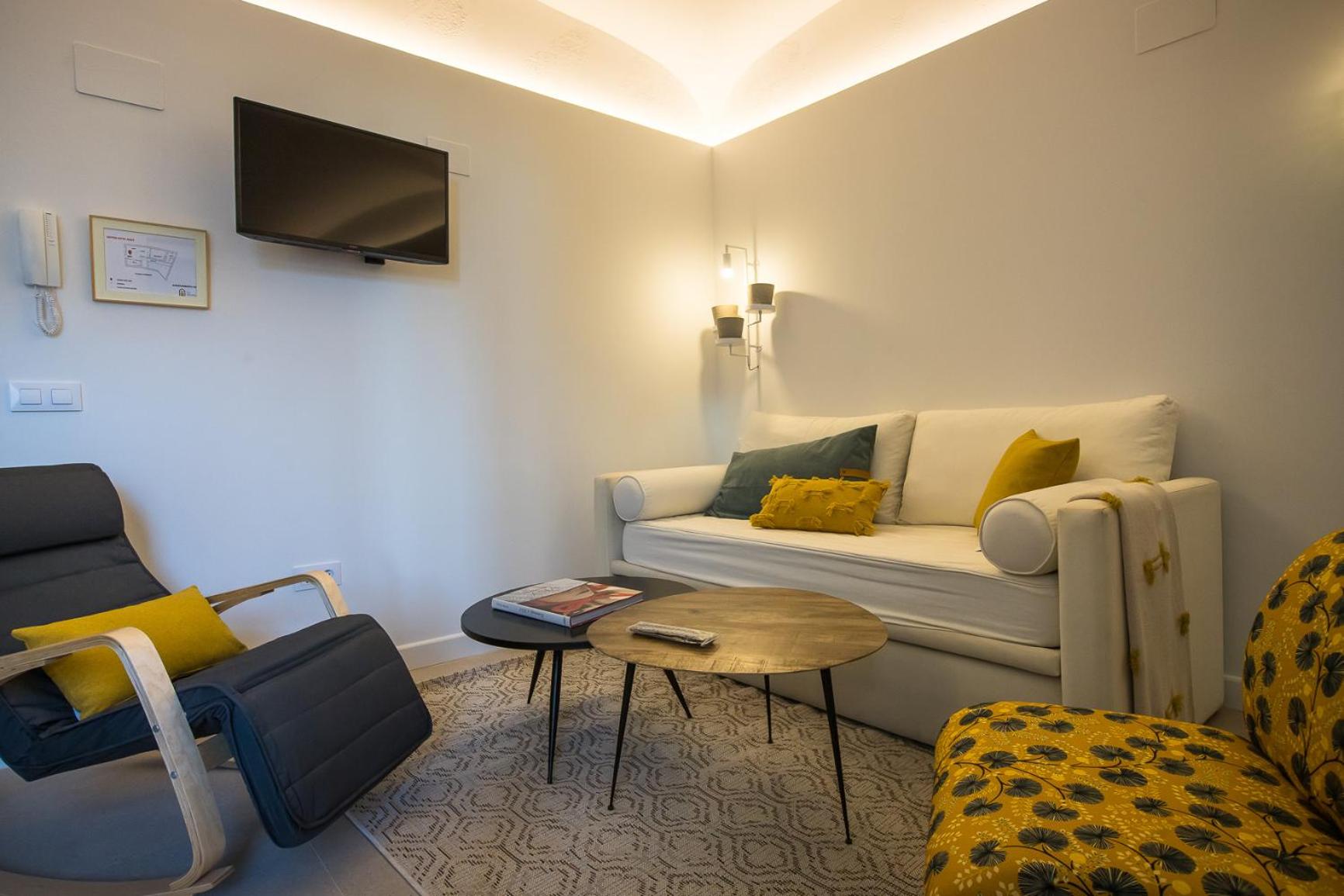 One-Bedroom Apartment photo 2