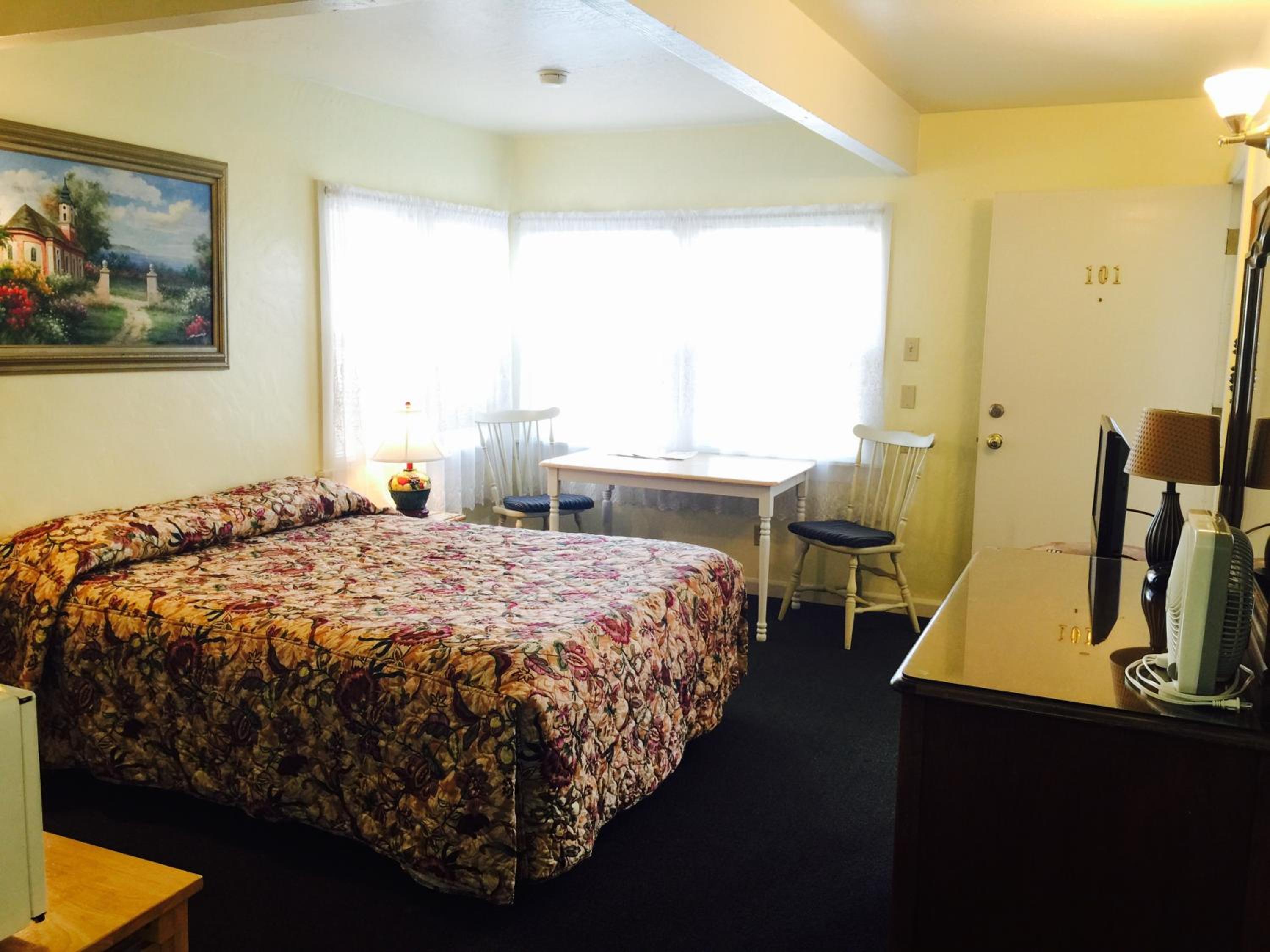 Queen Room with Private Bath photo 3