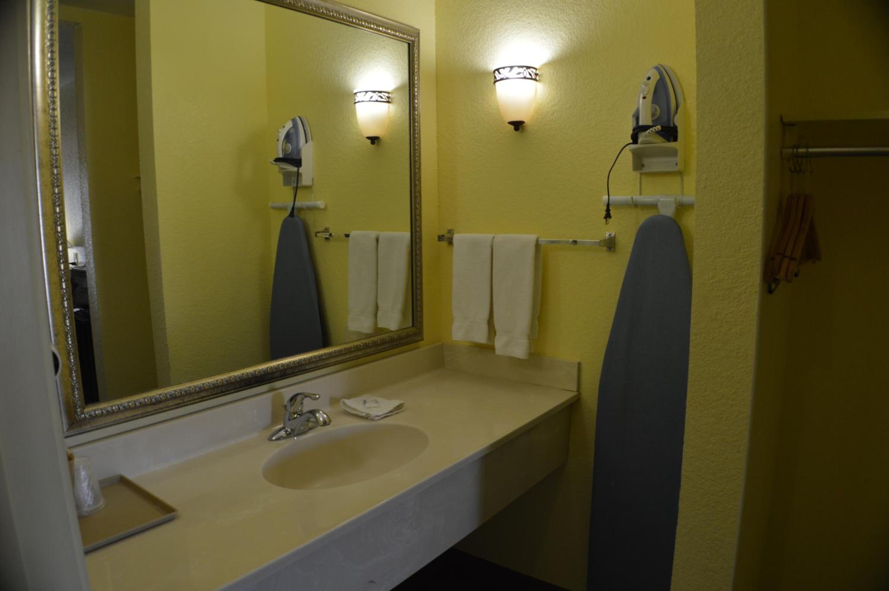 Queen Room with Two Queen Beds photo 3