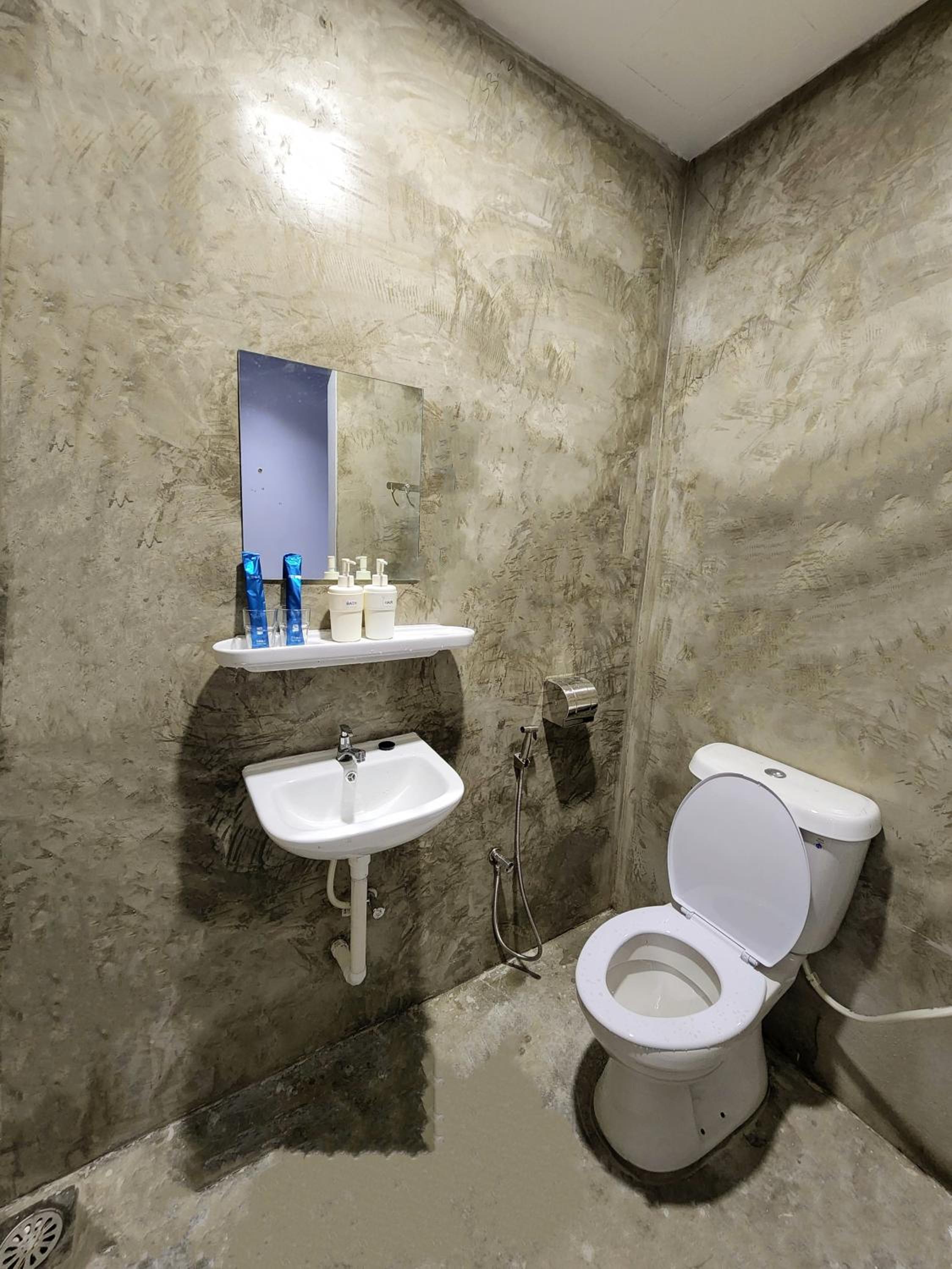 Deluxe Queen Room - Photo 5
