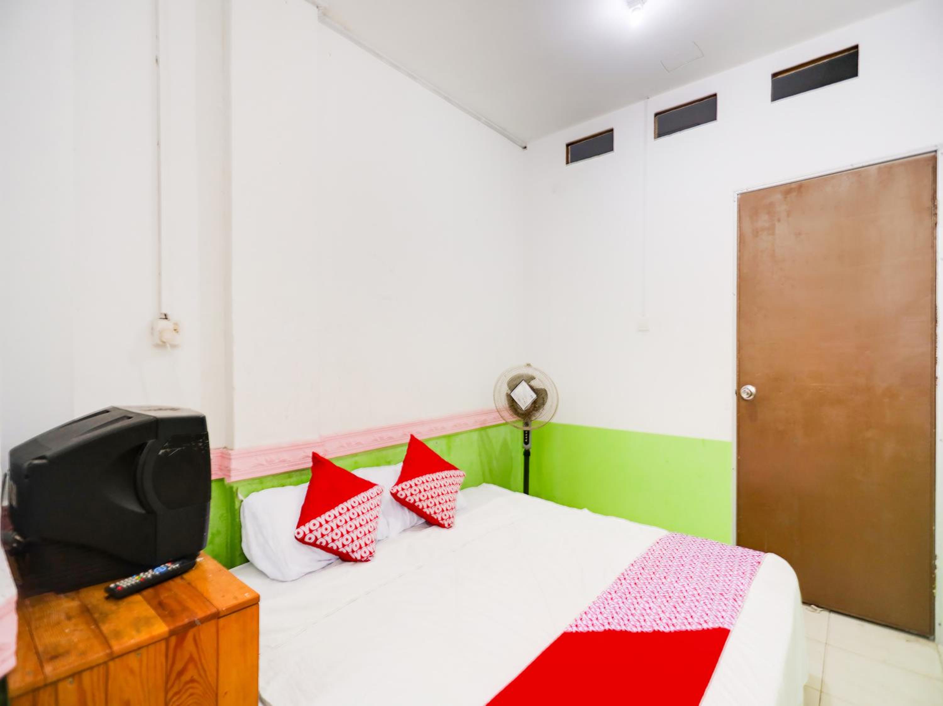 Budget Double Room - Photo 11