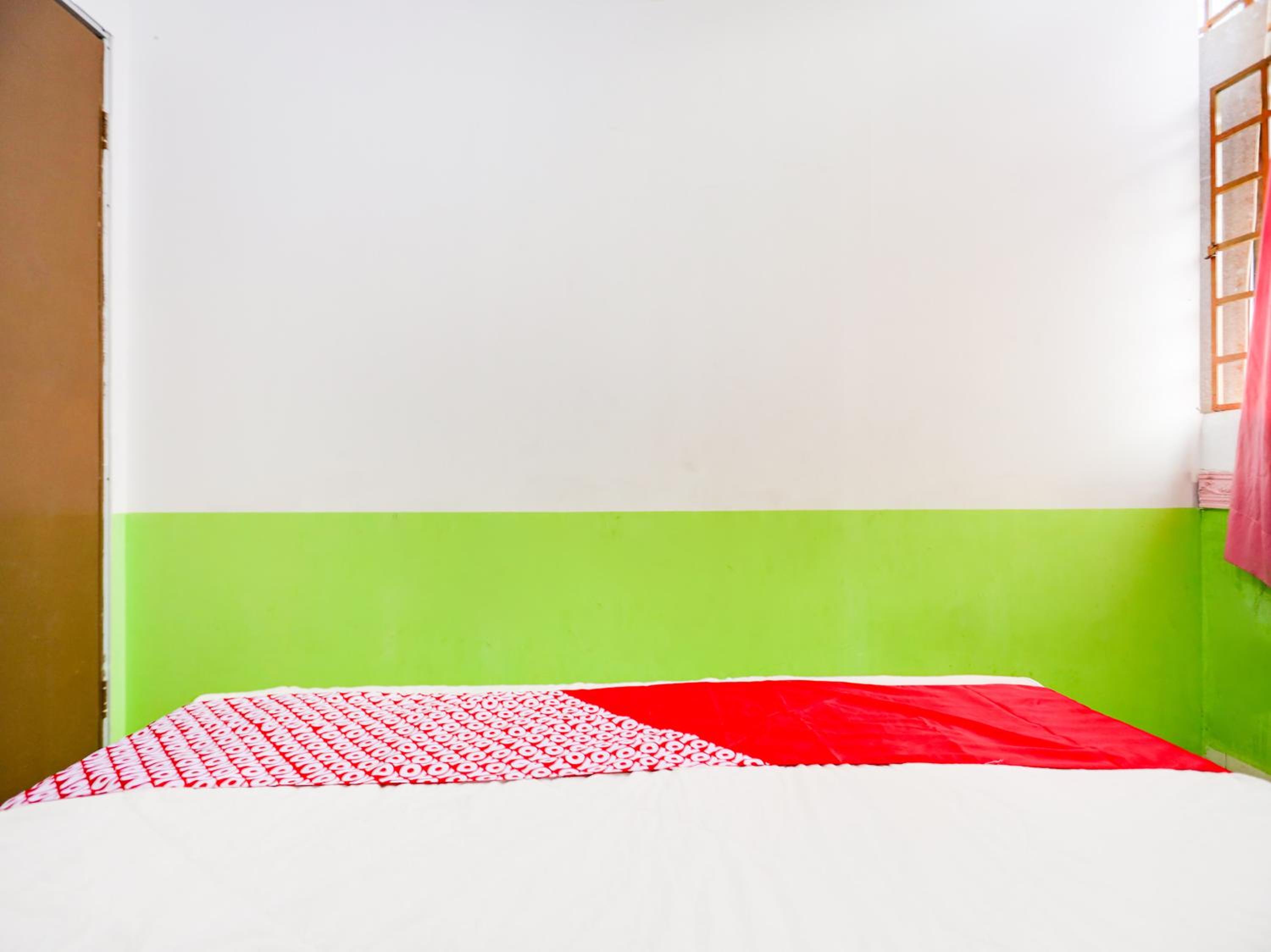 Budget Double Room - Photo 10