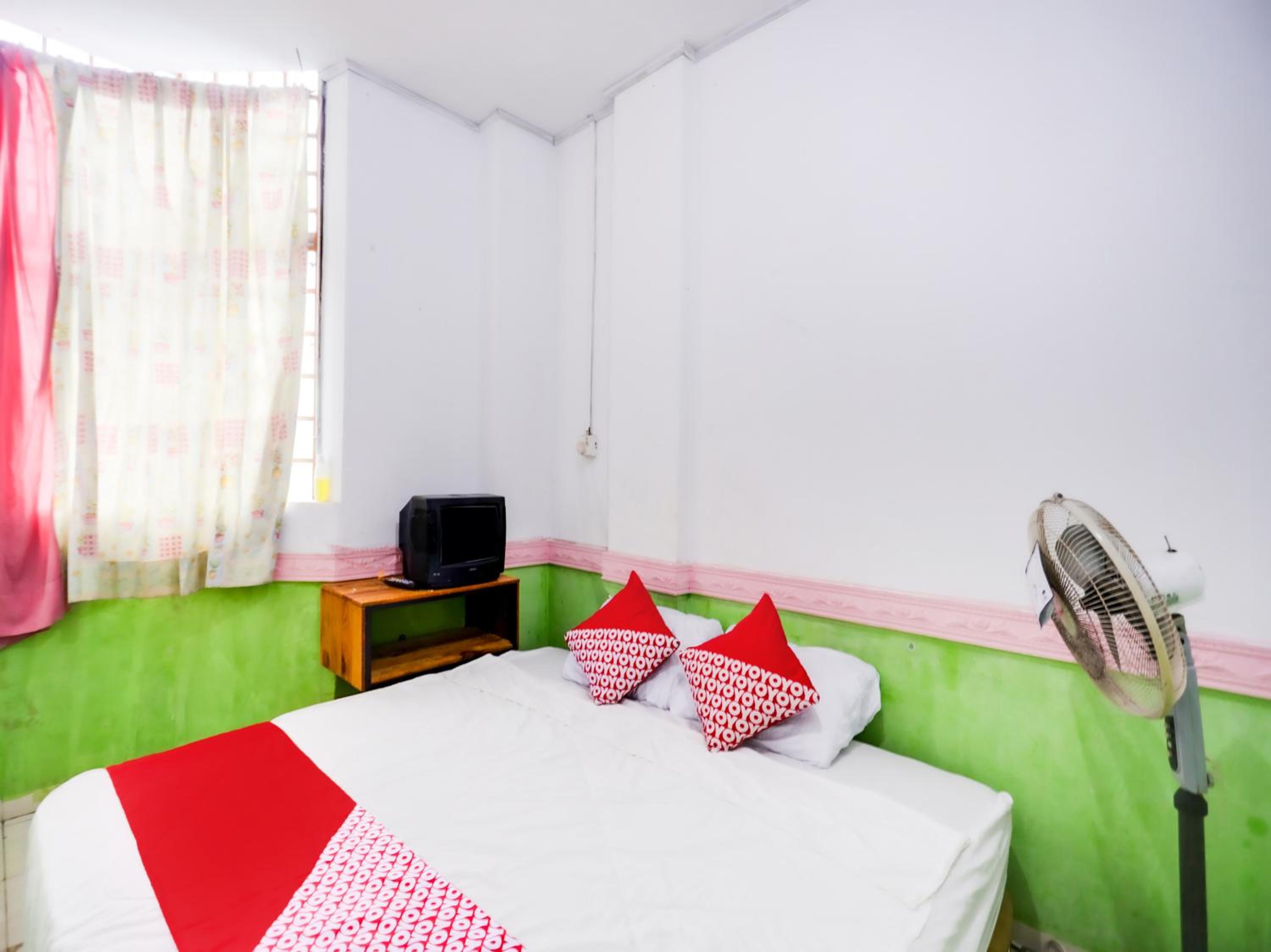 Budget Double Room - Photo 9
