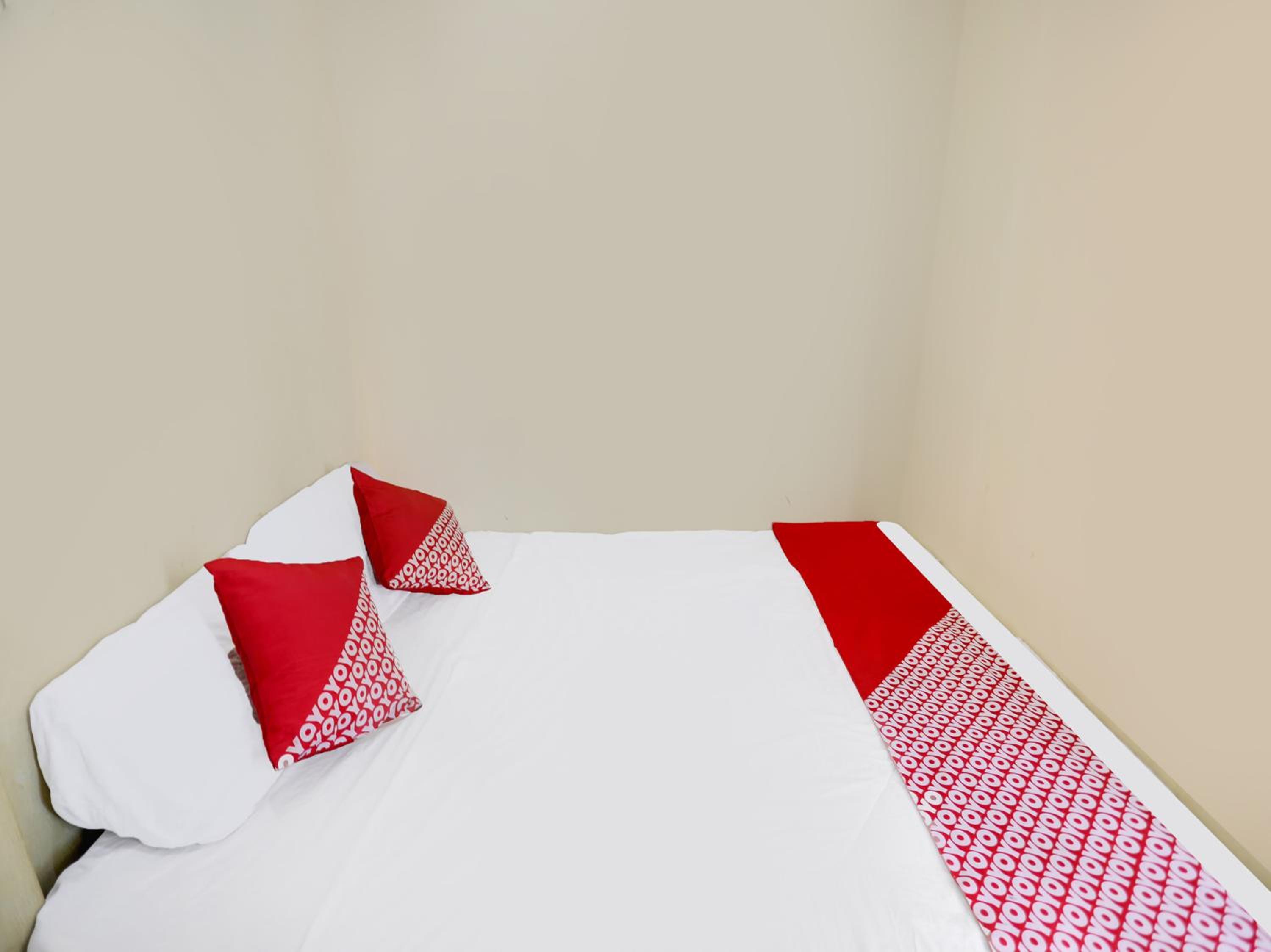 Budget Double Room - Photo 12