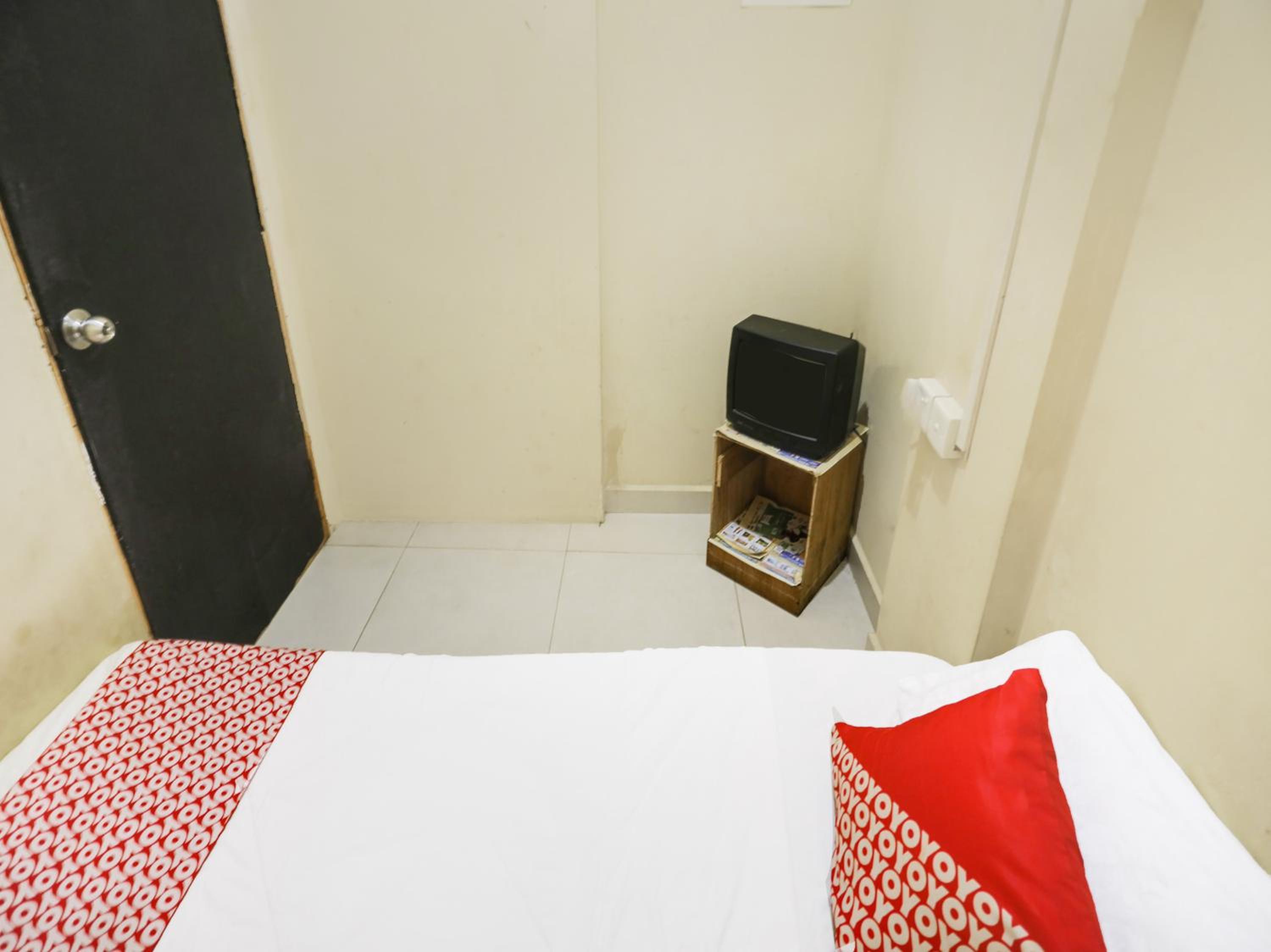 Budget Double Room - Photo 16