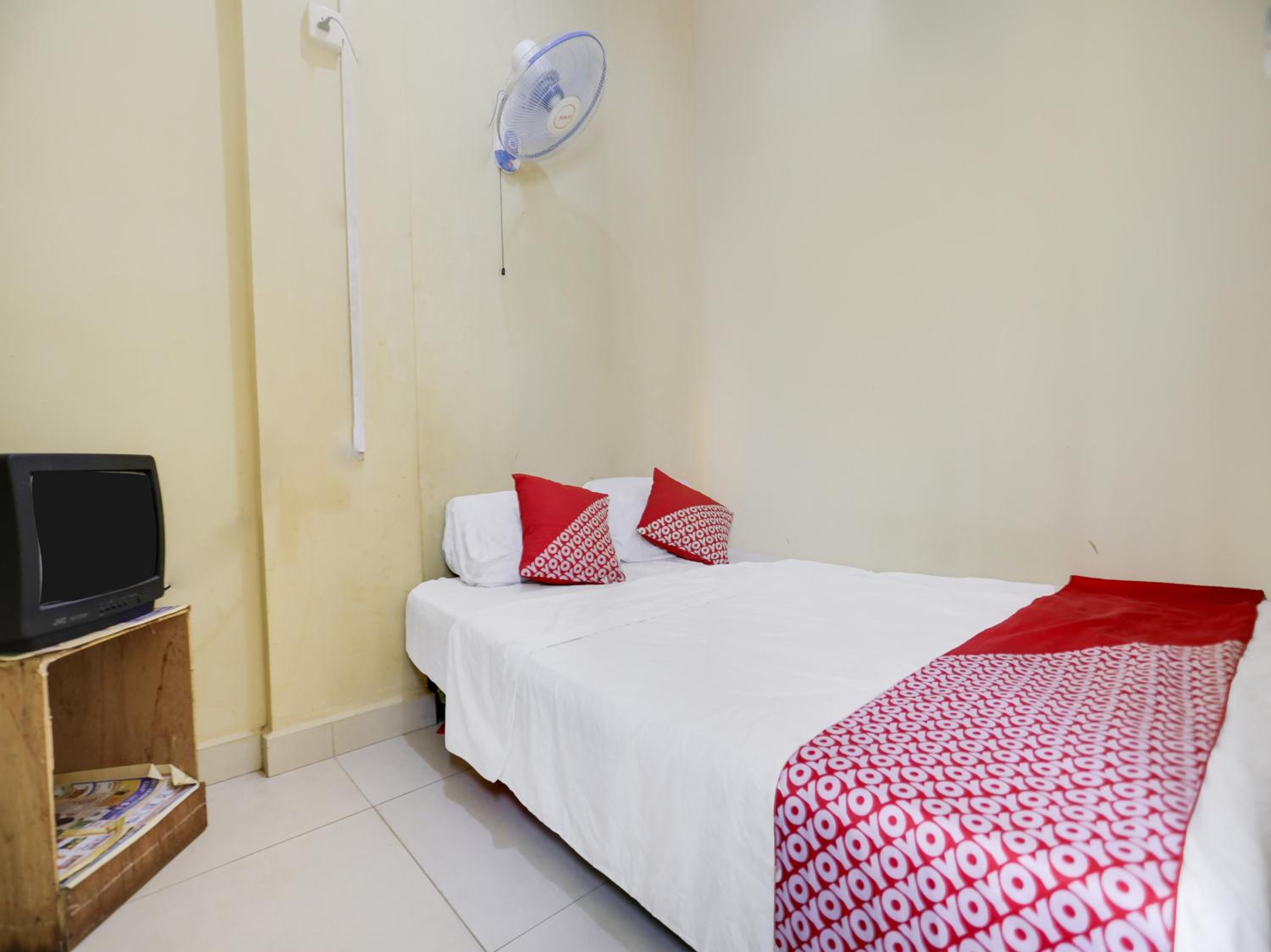 Budget Double Room - Photo 14