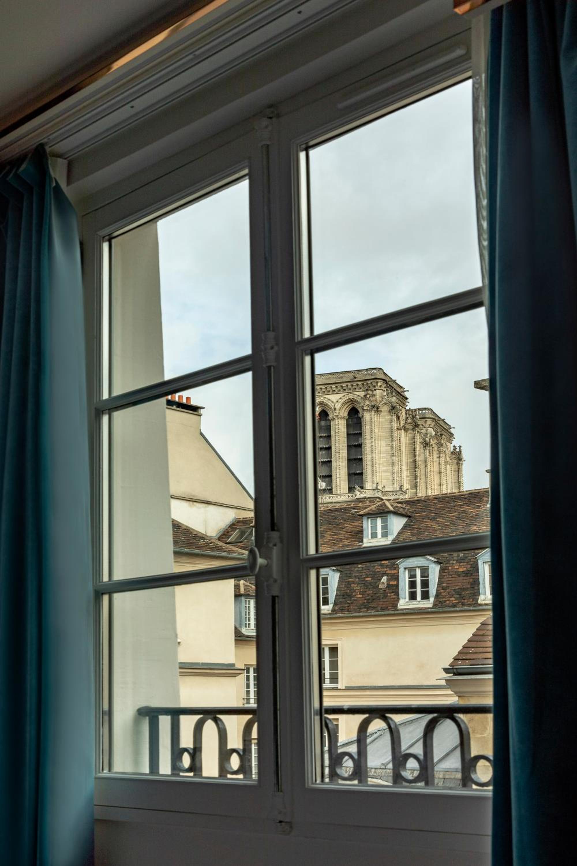 Superior Room with partial Noter Dame View photo 2