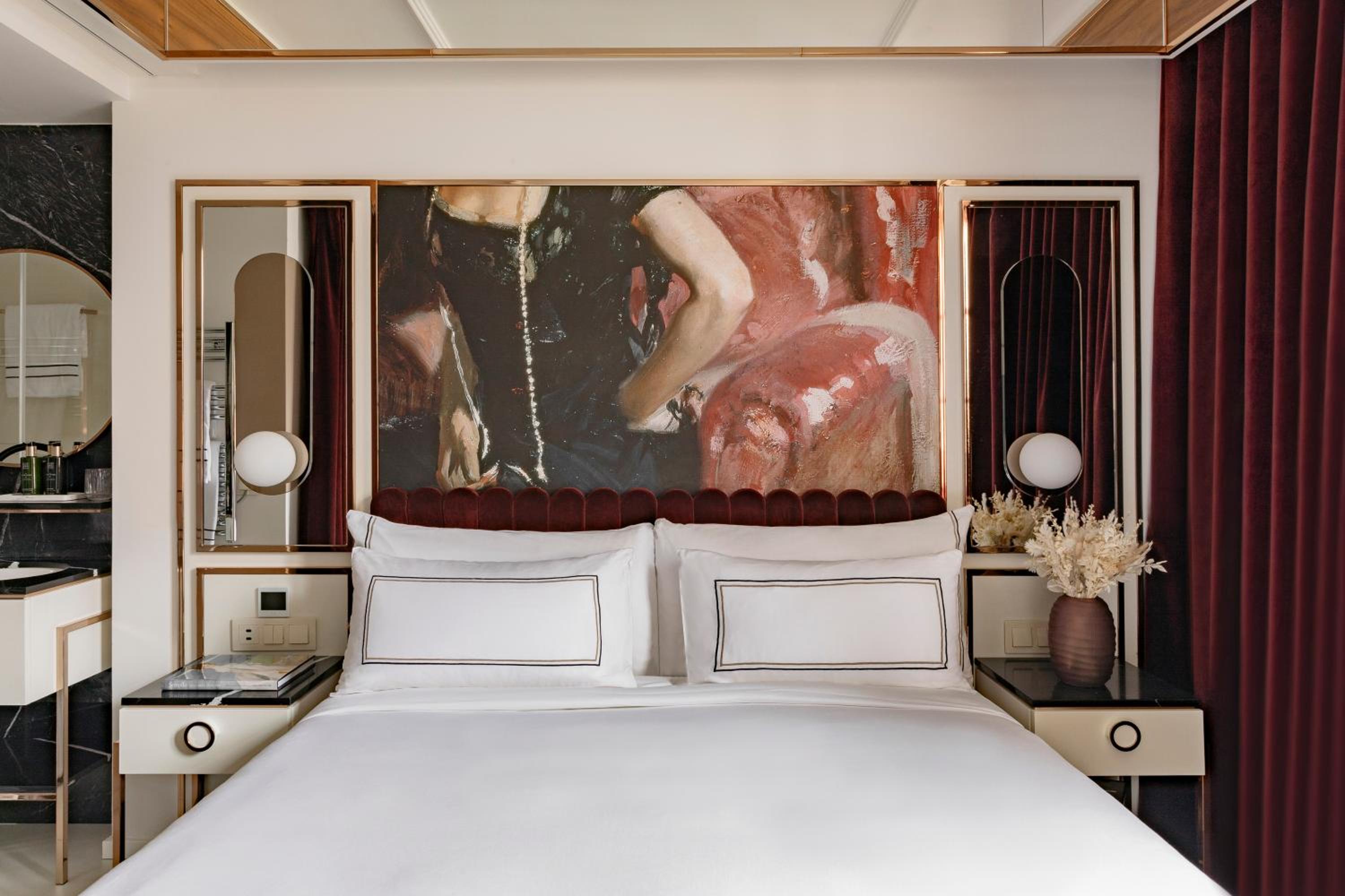 Superior Room with partial Noter Dame View photo 1