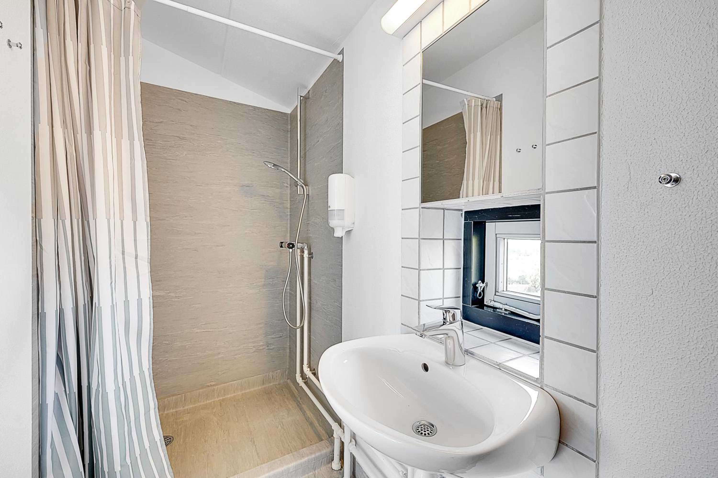 Quadruple Room with Private Bathroom - Photo 9