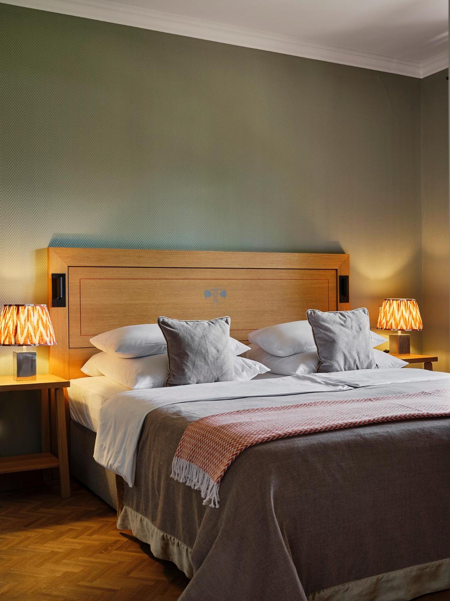 Kleines Zimmer mit Queensize-Bett und Gartenblick ohne Balkon oder Terrasse
