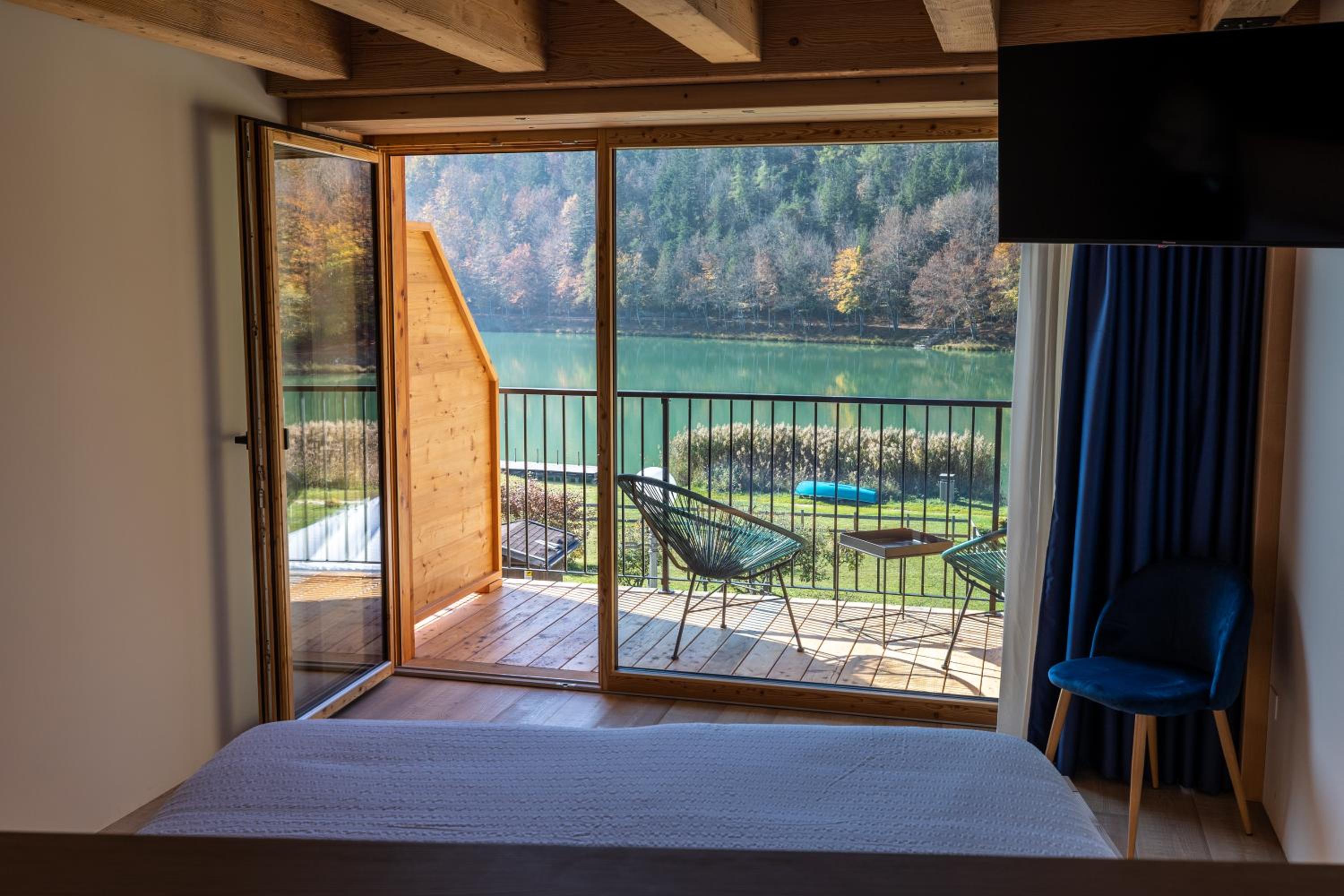 Superior Double Room with Lake View - Photo 2
