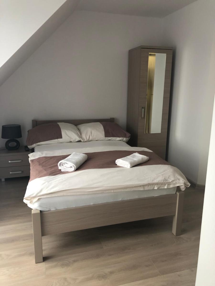 Small Double Room - Photo 8