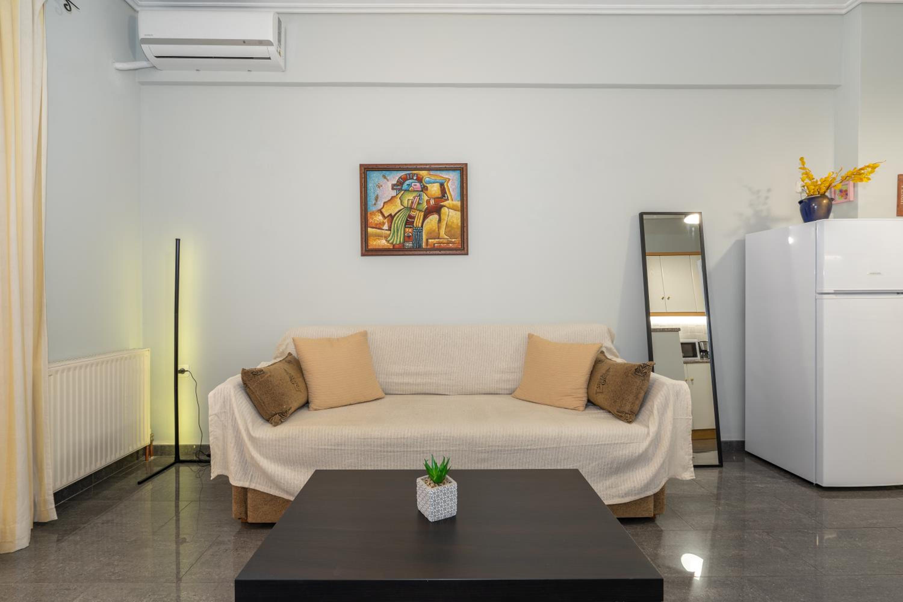 One-Bedroom Apartment photo 1