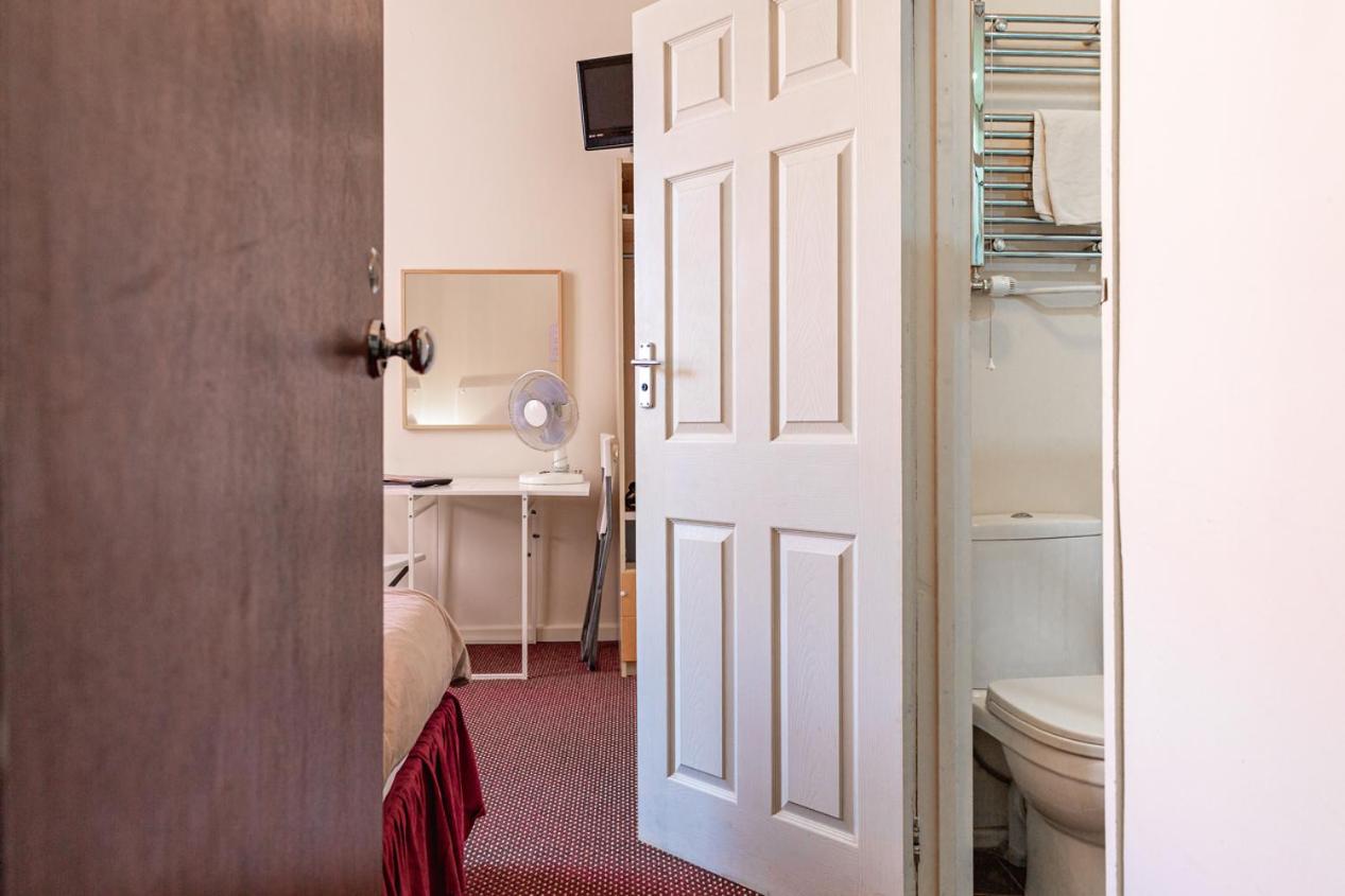 Twin Room with Private Bathroom - Photo 4