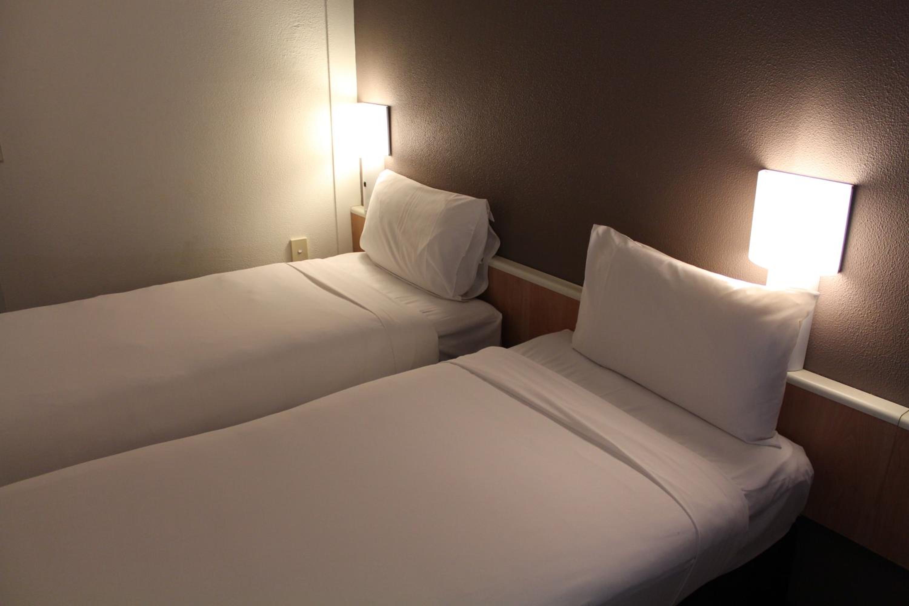 Standard Twin Room - Photo 4