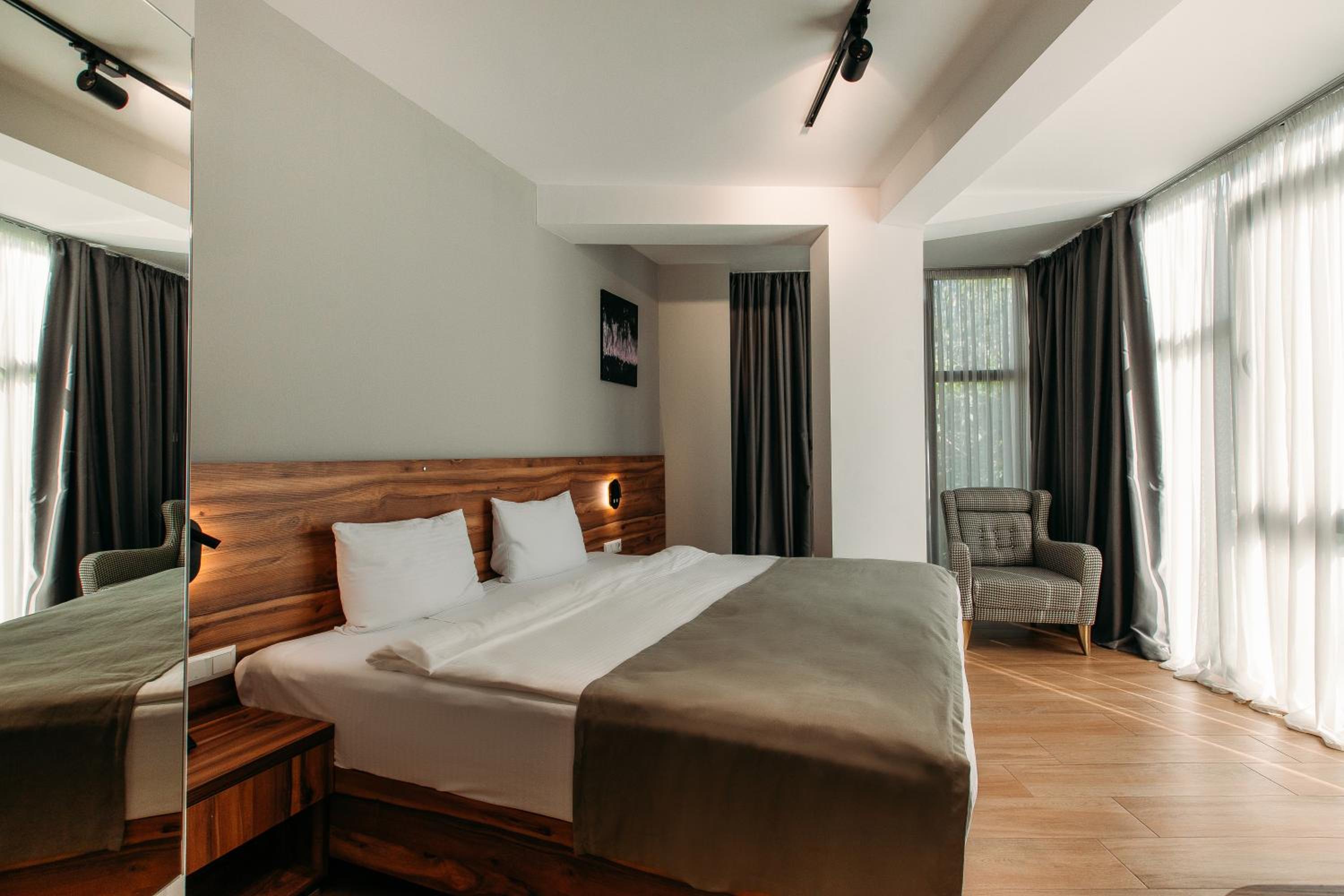 Double or Twin Room with View - Photo 8