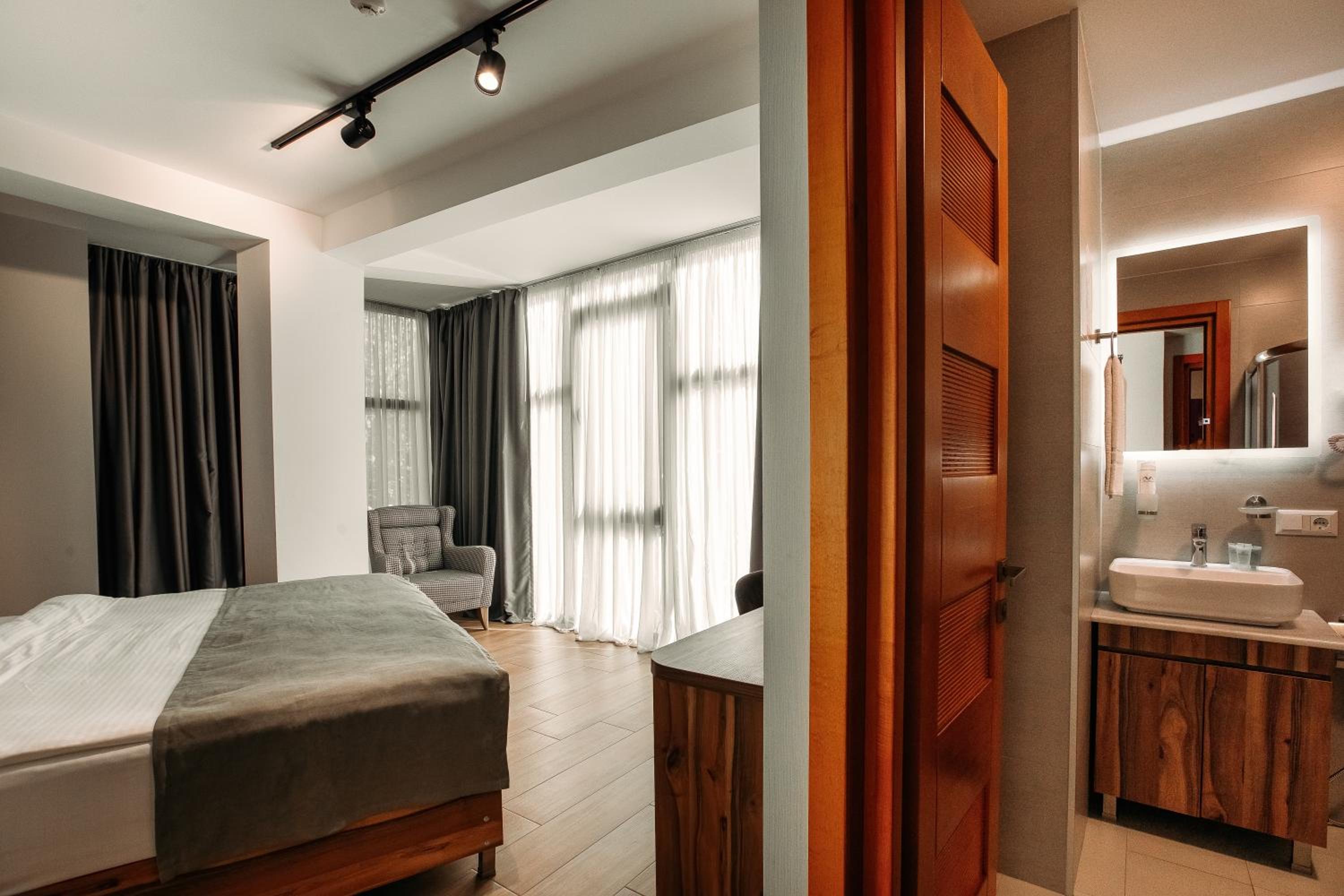 Double or Twin Room with View - Photo 9