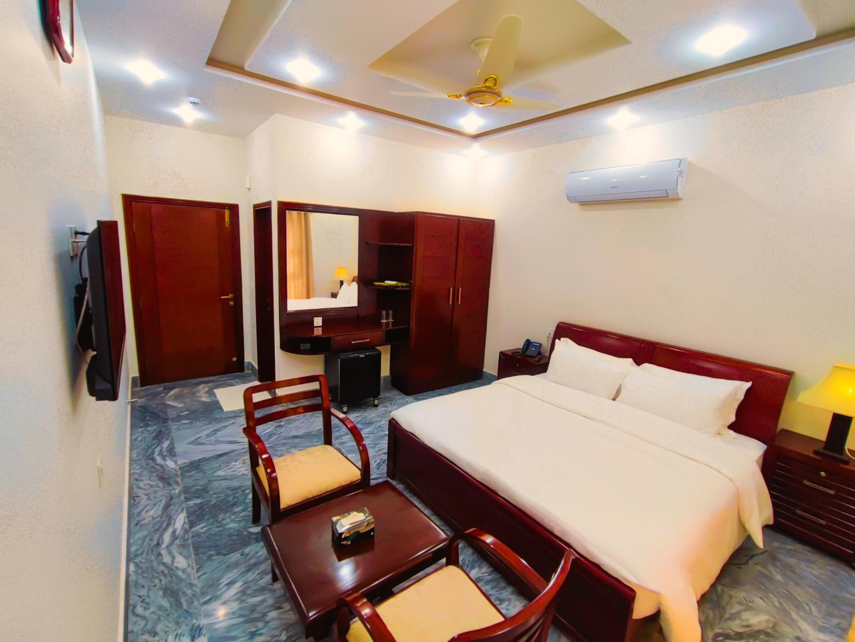 Standard King Room photo 1