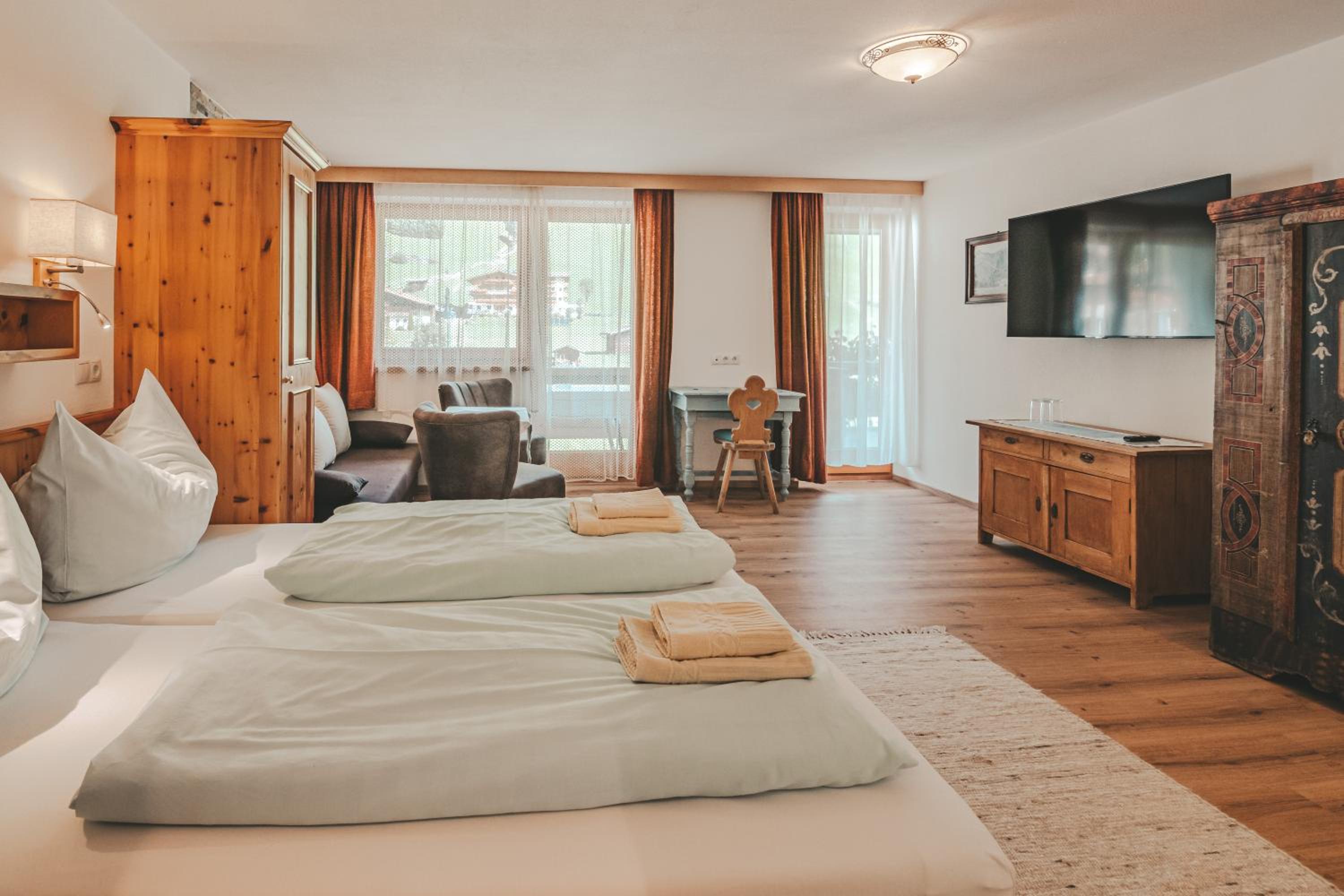 Deluxe Family Room - Photo 10