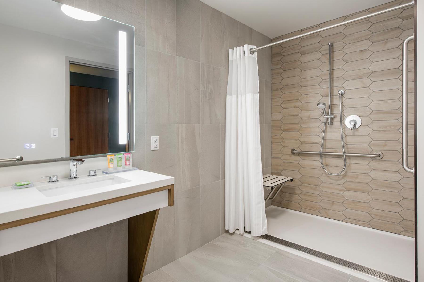 King Room with Roll-in Shower - Mobility Access/Non-Smoking - Photo 1