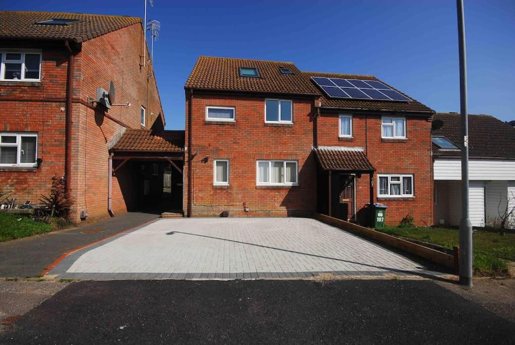 Three-Bedroom House photo 2