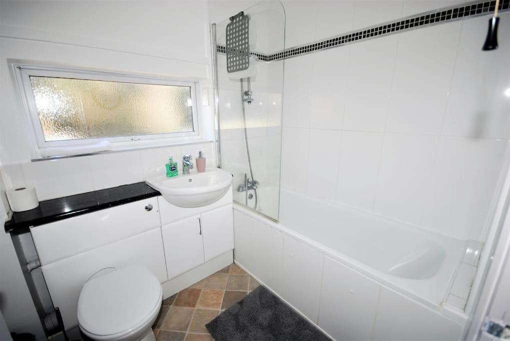Three-Bedroom House photo 3