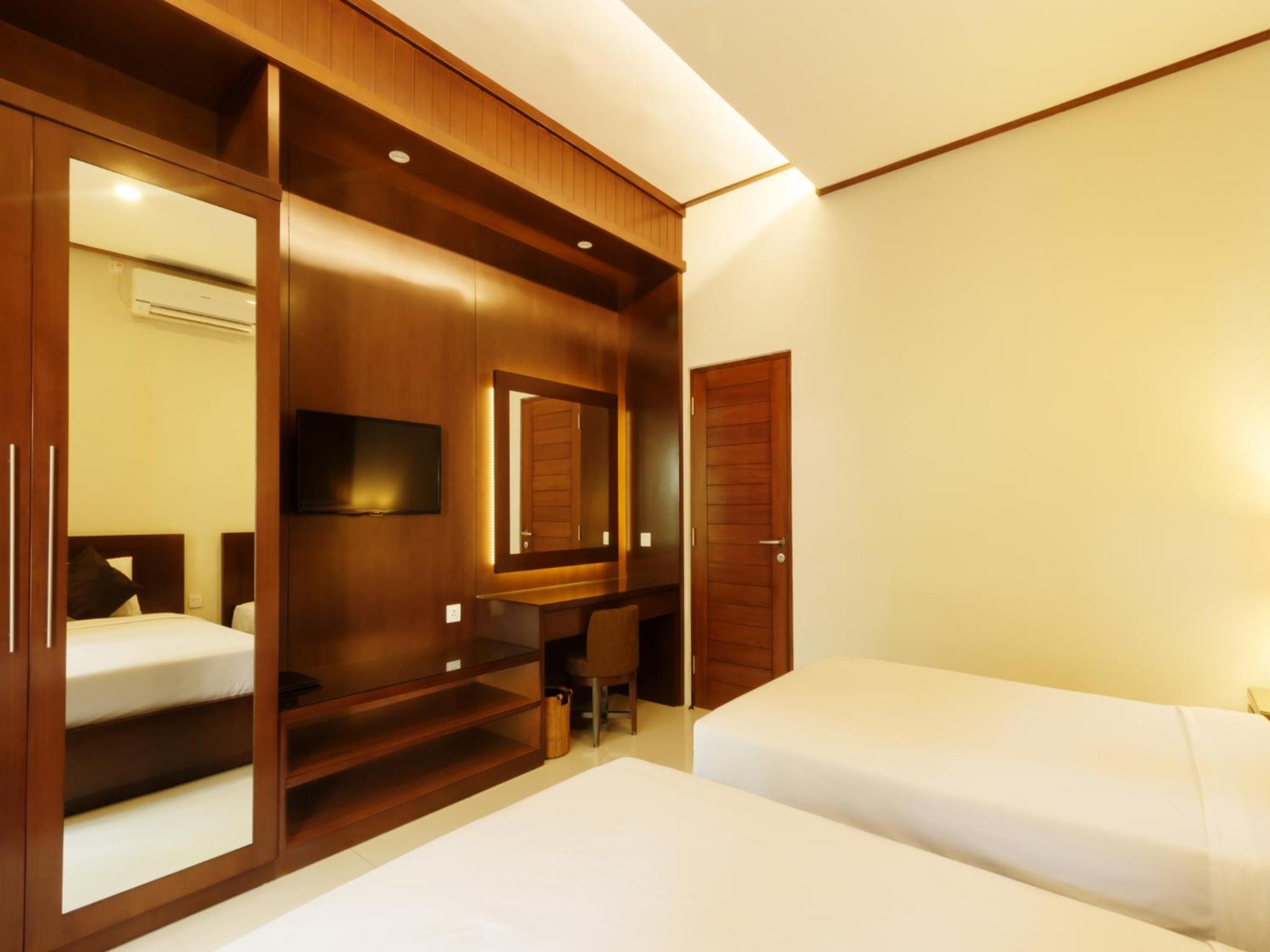 Deluxe Premiere Interconnecting Room with Pool View - Photo 3